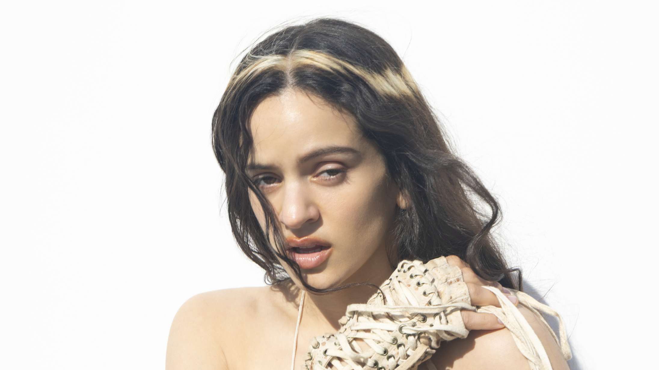 Et af årets mest ventede album er endelig ude – lyt til Rosalías ‘Lux’