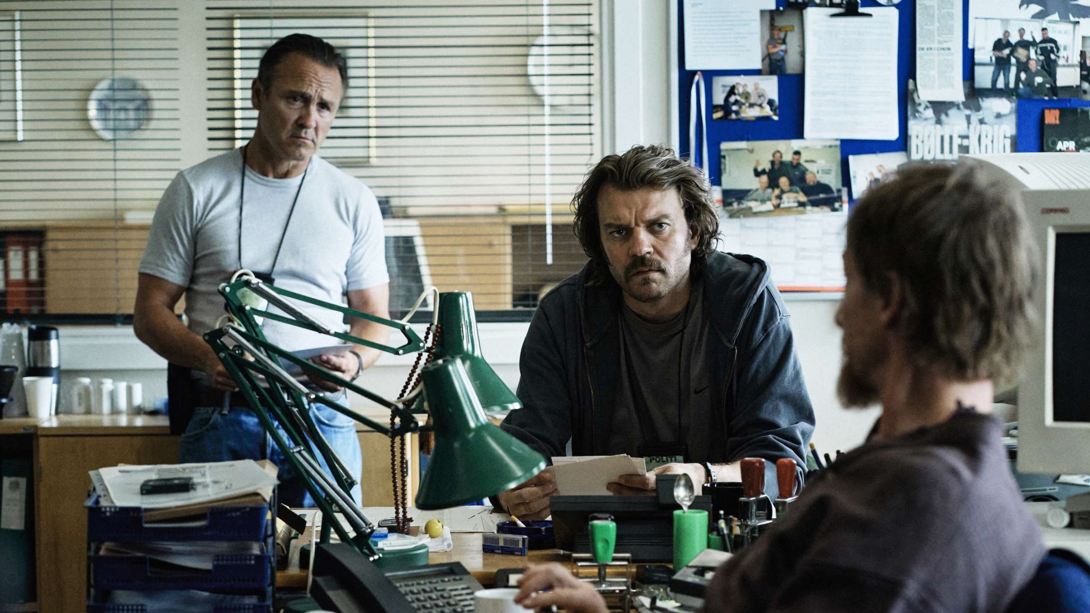 Pilou Asbæk flyver gennem en glasrude i første voldelige klip fra Prime Videos danske politiserie ‘Slangedræber’