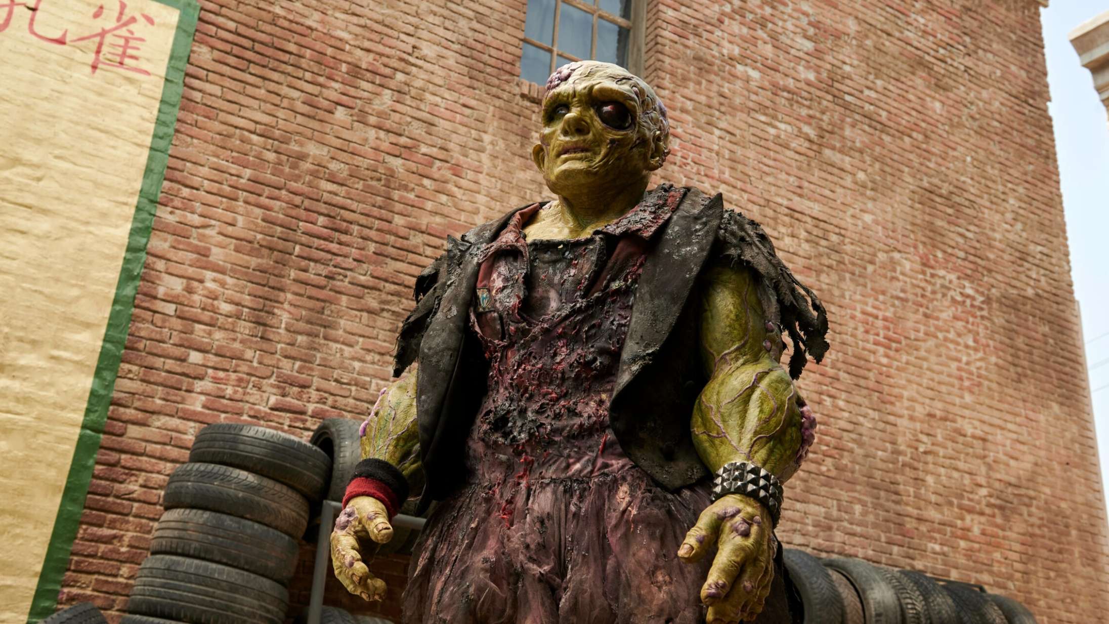 ’The Toxic Avenger’: Gakket reboot af kultklassiker er lige så beskidt og blodbesudlet som originalen