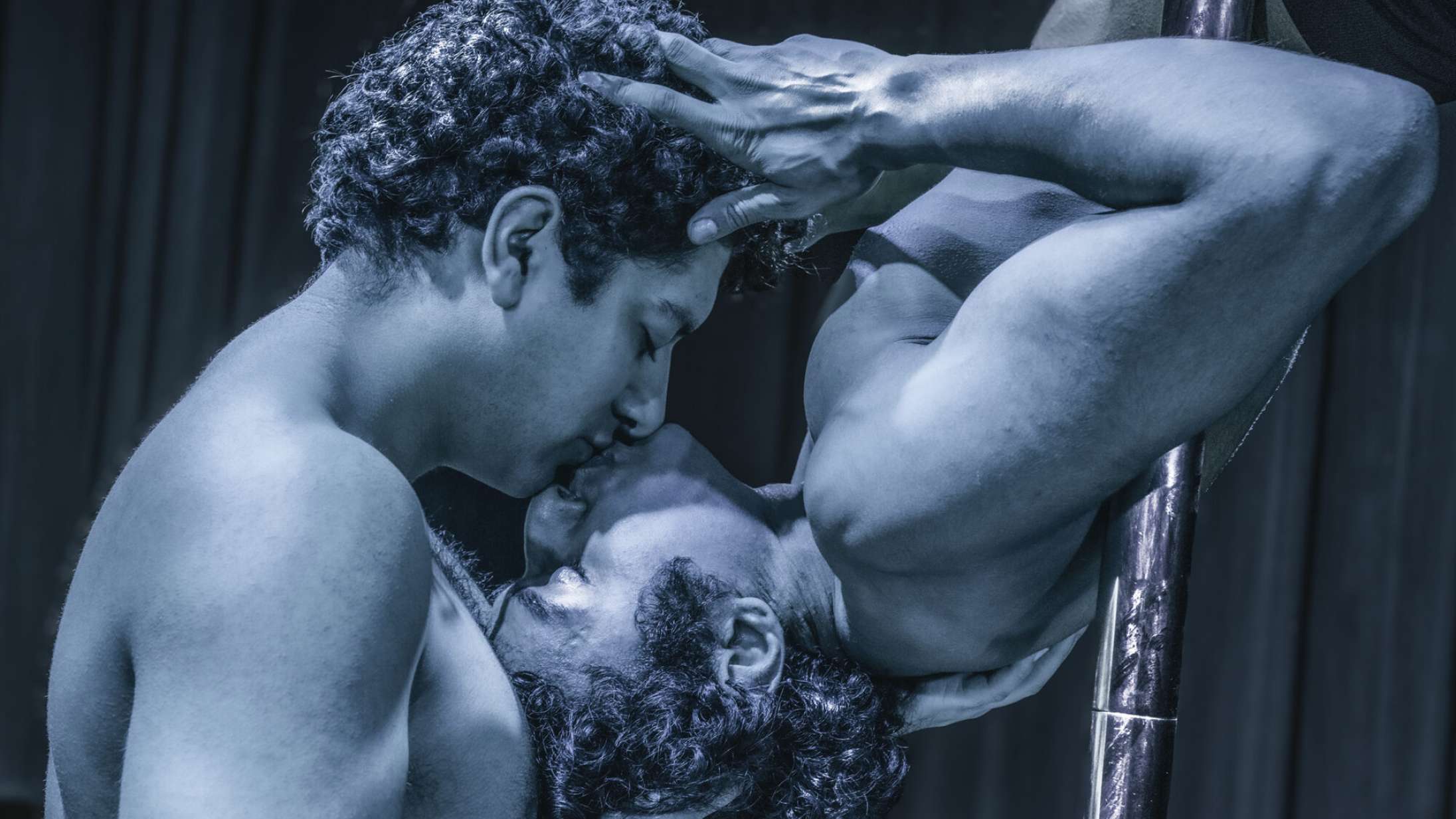 Elias Sadaqs digtsamling får stemme og krop i ‘Djinn’ på Blaagaard Teater