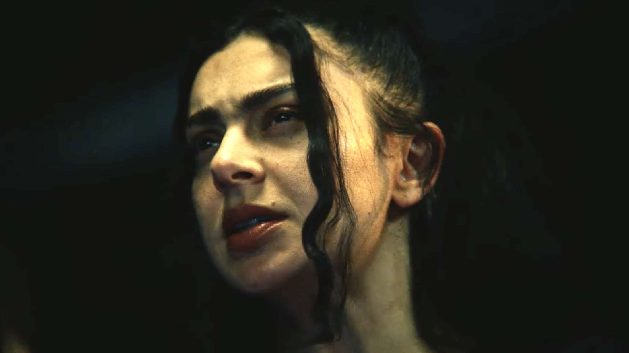 Charli XCX parodierer sig selv og musikbranchen i traileren til A24-komedien ‘The Moment’