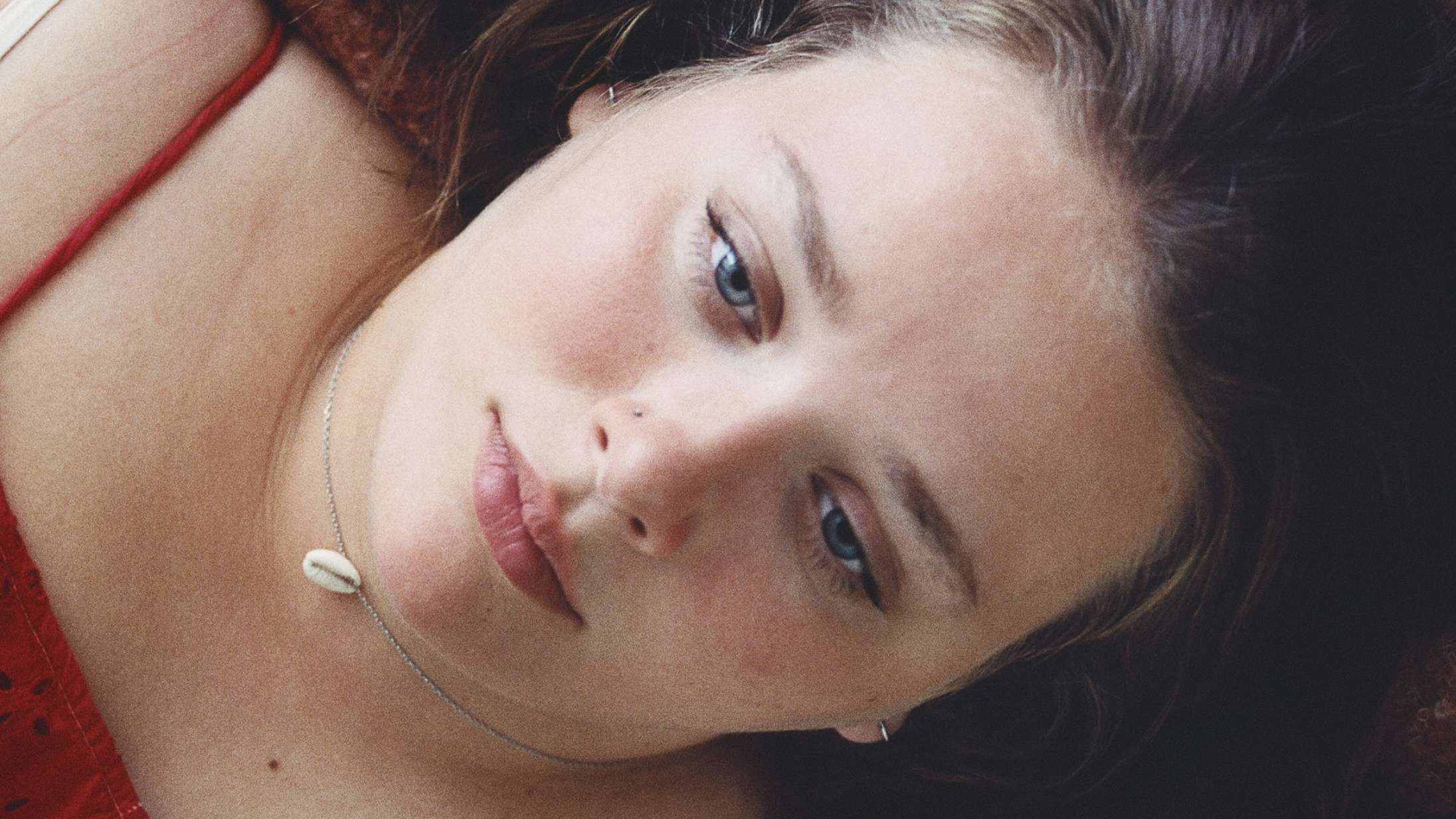 Teenagepige kæmper med kroppen og forbudt forelskelse i Joachim Fjelstrup i traileren til den danske debut ‘Vægtløs’