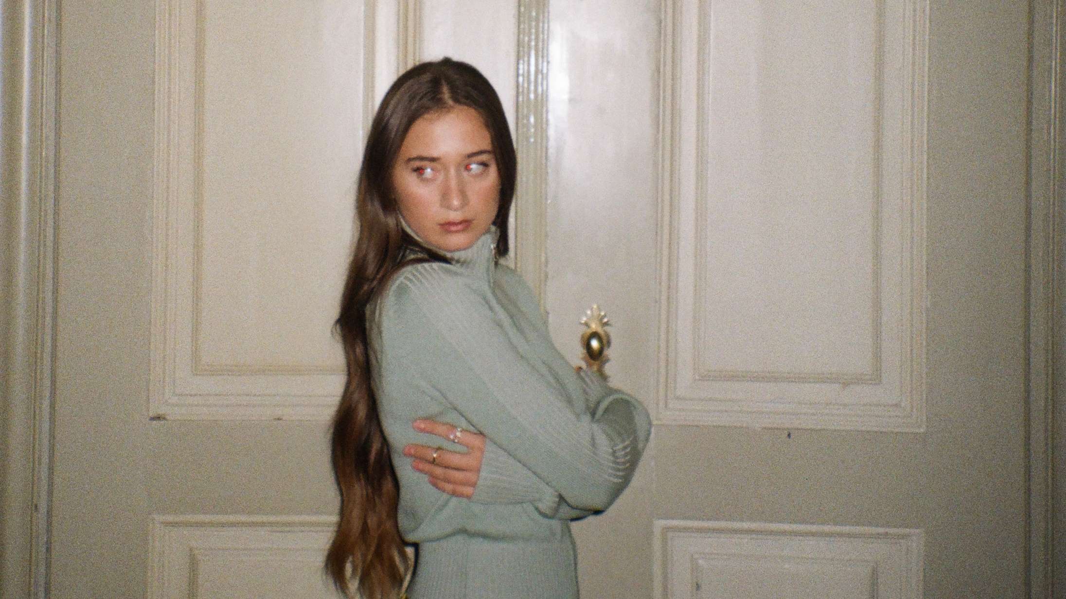 Hun har arbejdet med landets største stjerner. Nu udgiver hun sin første single: »Jeg håber virkelig, at de kan lide min egen musik også«