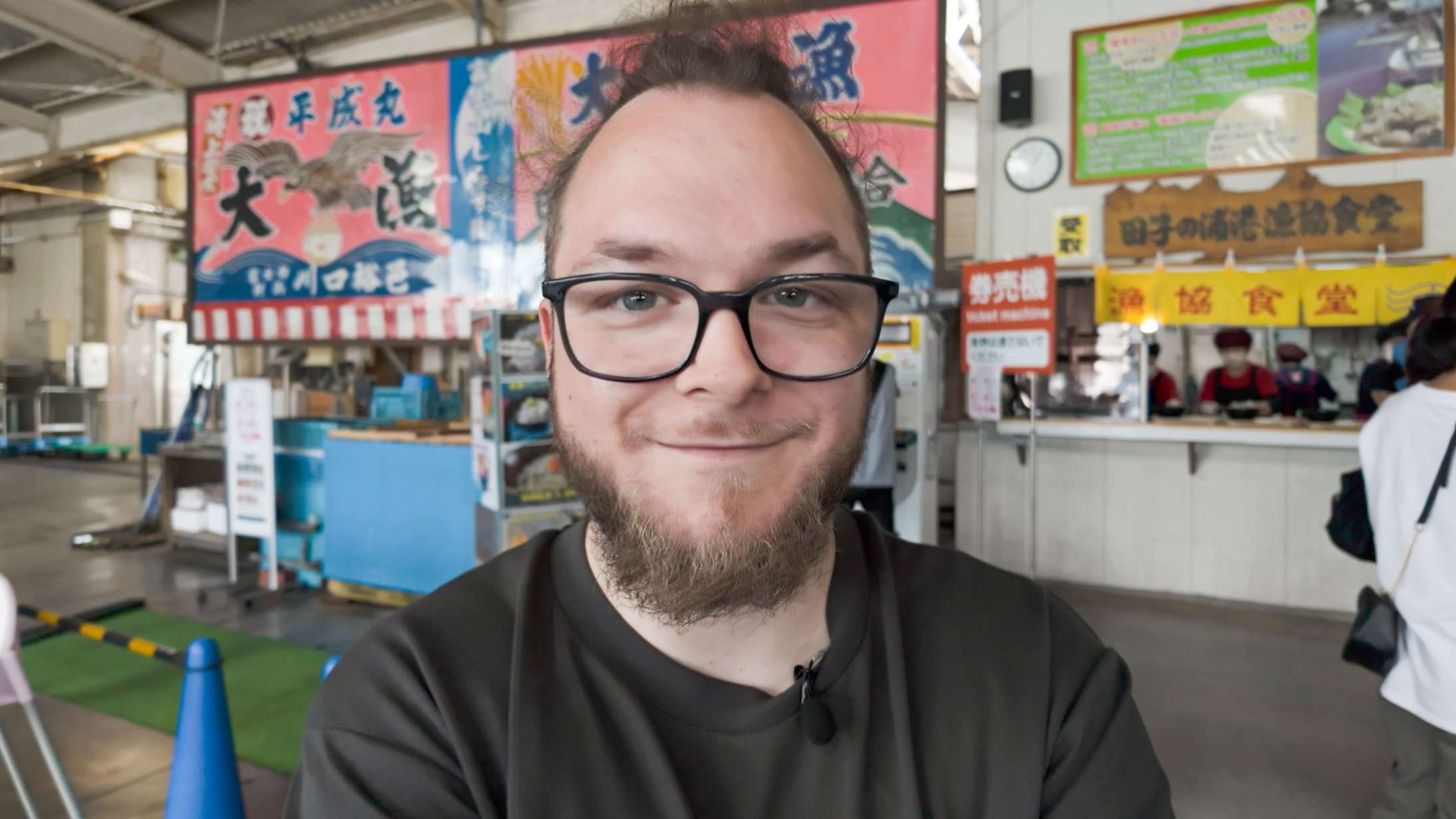 Under den scene tænker man tilbage på hans opvækst og kan ikke holde tårerne tilbage