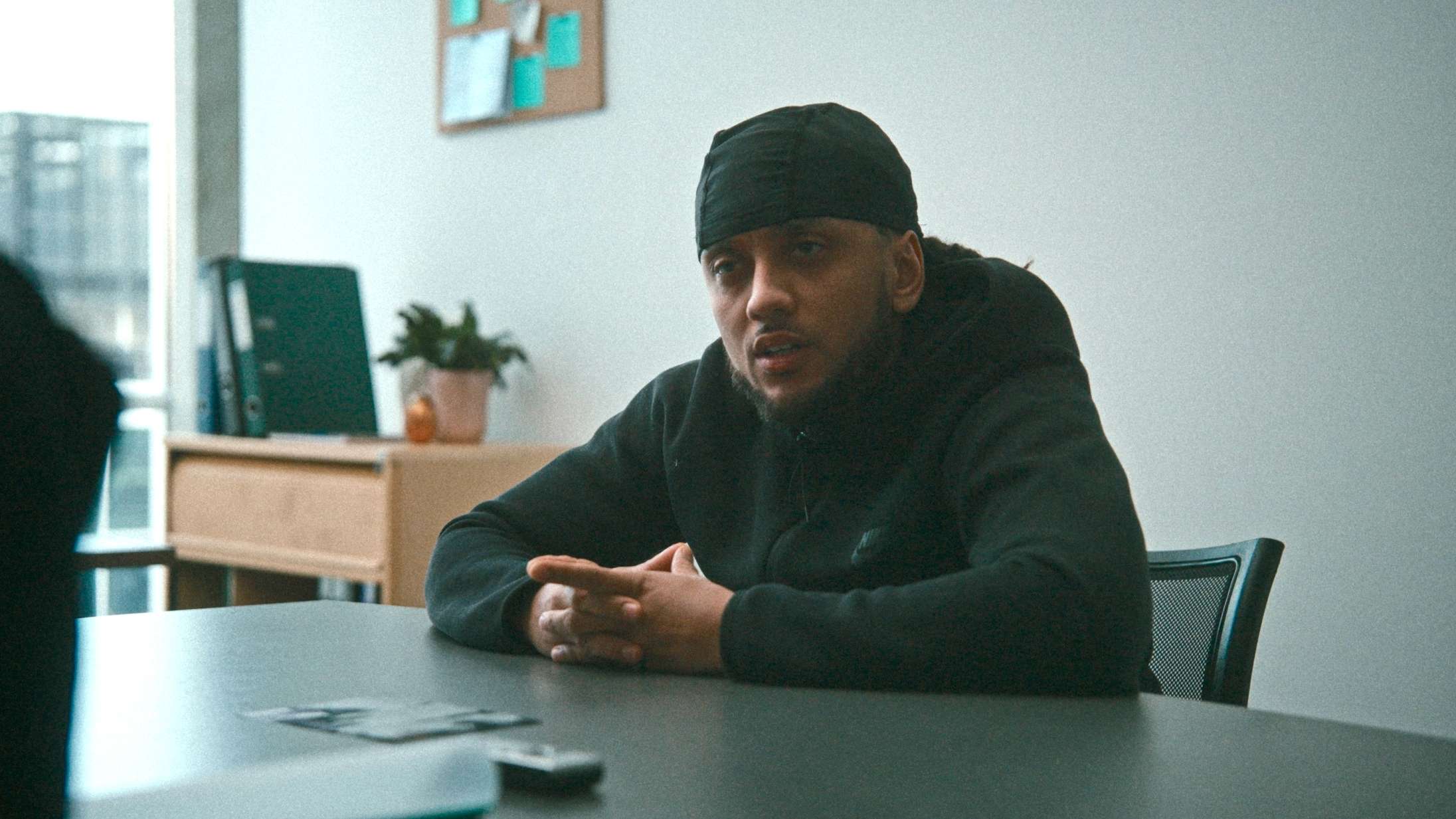 Ali Sivandi-serie med Jamaika og Benny Jamz lander på TV 2 Play i weekenden – se traileren til ’King’