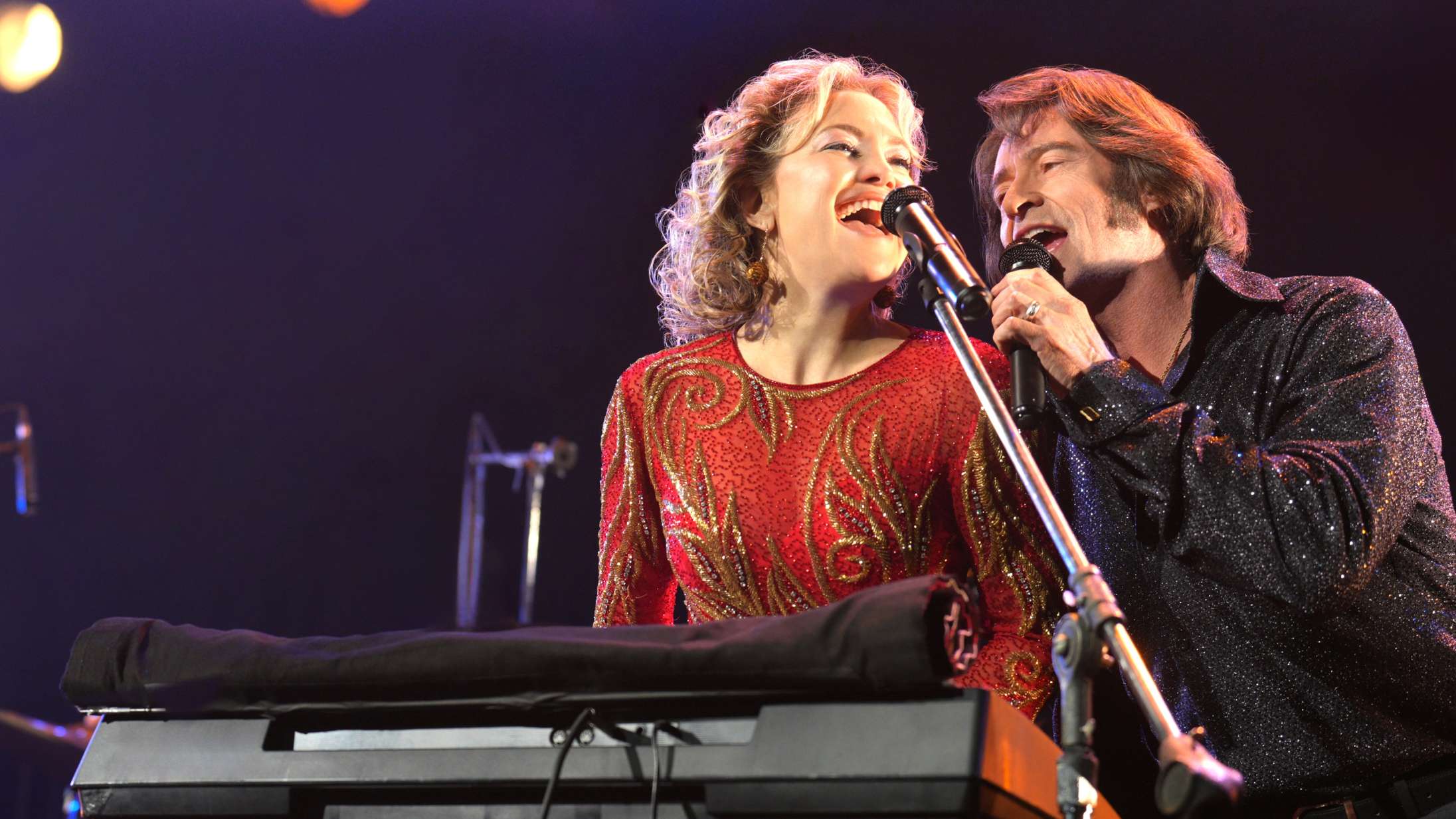 ’Song Sung Blue’: Musik-biopic med Hugh Jackman og Kate Hudson drukner i patos