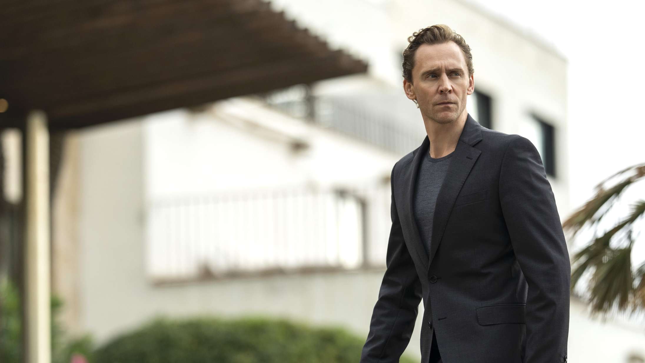 Det tog næsten 10 år, men nu lander ny sæson af ’The Night Manager’ – se traileren