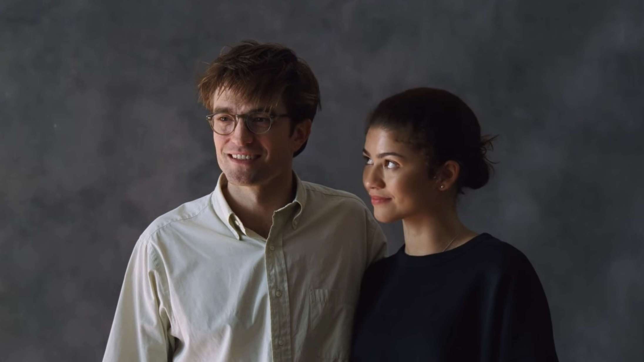 Zendaya og Robert Pattinsons bryllup bliver herligt akavet – se traileren til ‘The Drama’