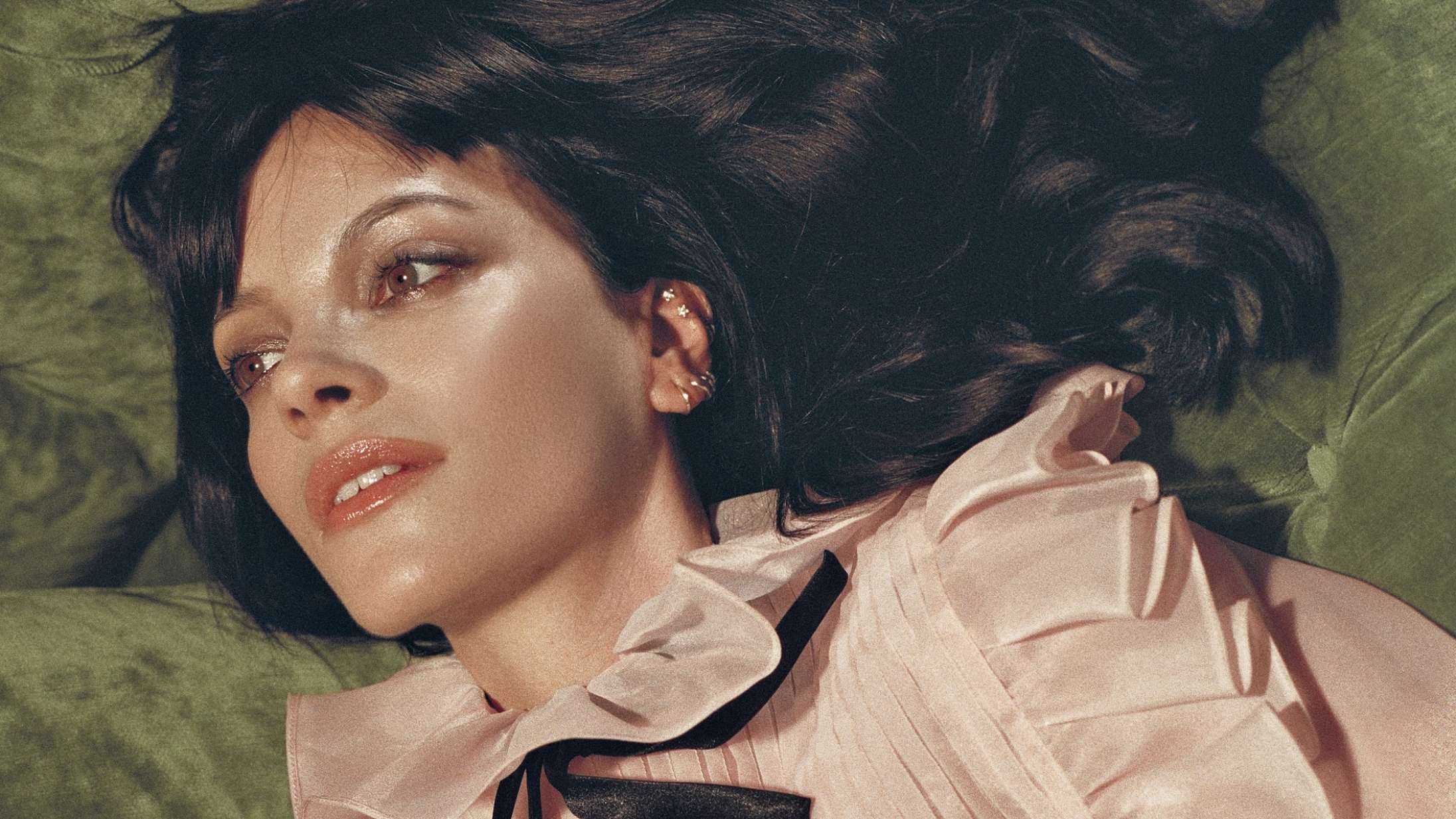 Se Lily Allen fremføre utroskabshittet ‘Madeline’ hos ‘Saturday Night Live’ – med Dakota Johnson som eksmandens elsker