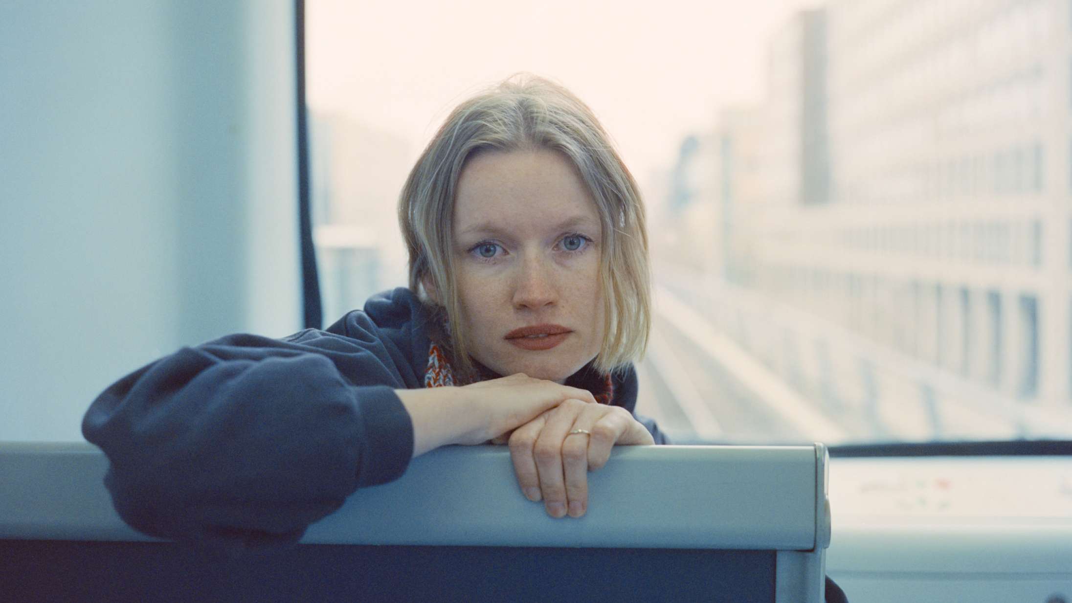 Otte bøger vi vil læse denne måned: Dugfriske debuter, mommy-issues og liderlig hævn