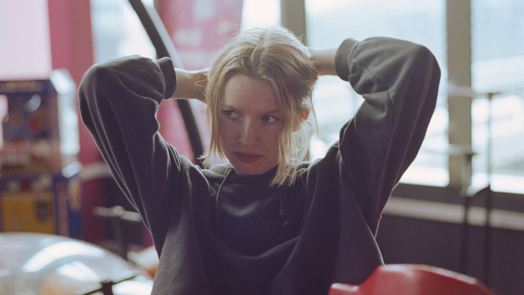 Der er krig og klimakatastrofer i ‘Spøgelsesår’, men hovedpersonens største frygt kredser om noget helt andet