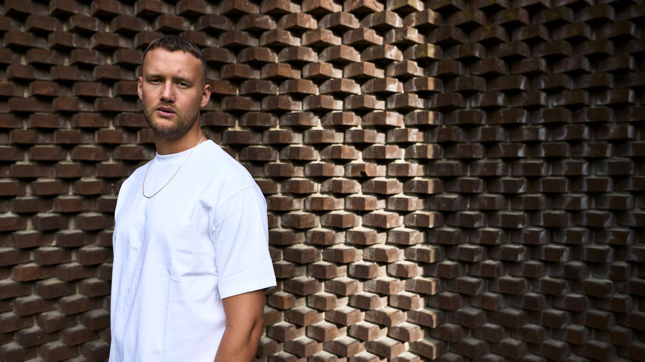 ‘I mellemtiden er vi ingen’: Kronisk basket debutroman er lutter mindeværdige scener