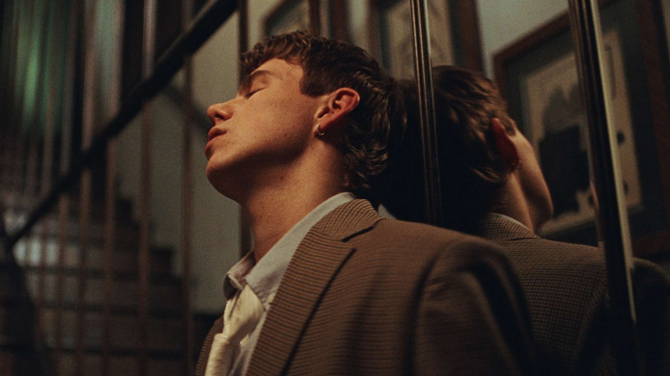 The Kid Larois ‘Before I Forget’ er som at tage en buket blomster med til en skudduel