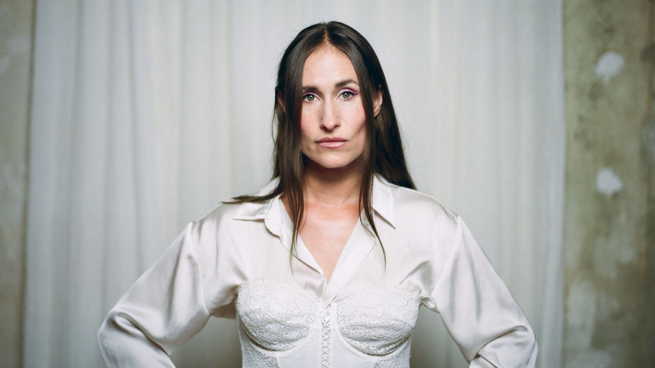 ‘Skønheden’: Rosalinde Mynsters debutroman er body horror med en bismag af candyfloss