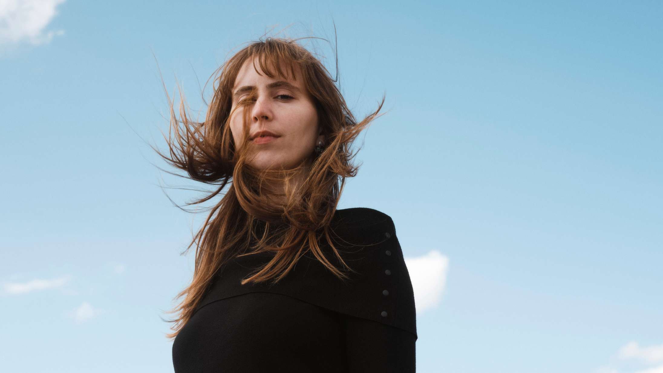 ‘Skyerne’ kaster et falkeblik på noget livsafgørende. Læs den med dine tætteste venner. Omgående.