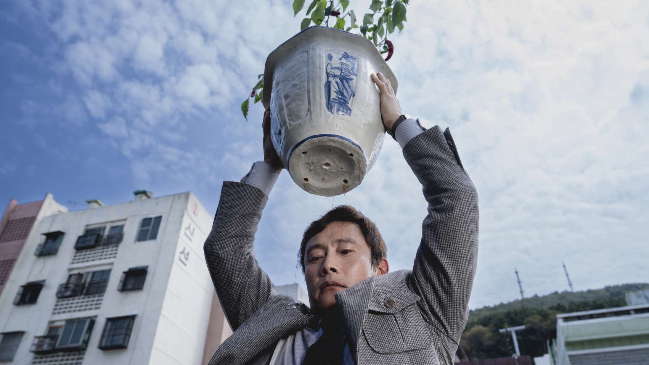 ’No Other Choice’: Sydkoreansk mester spidder skrøbelig maskulinitet med sin sjoveste film i årevis