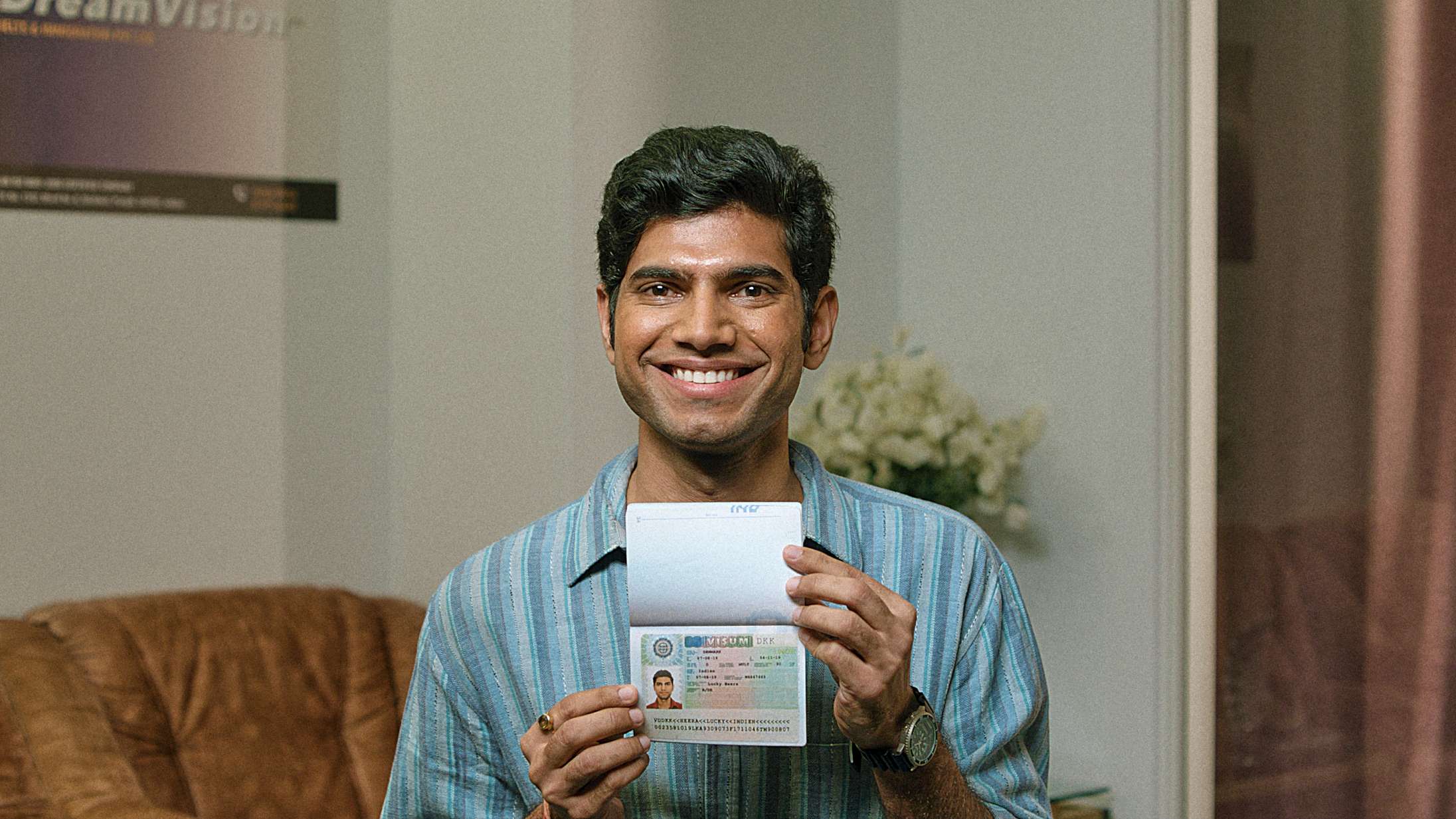 Efter han har fået sit visum, stivner smilet – se traileren til dramaet ‘Lucky’