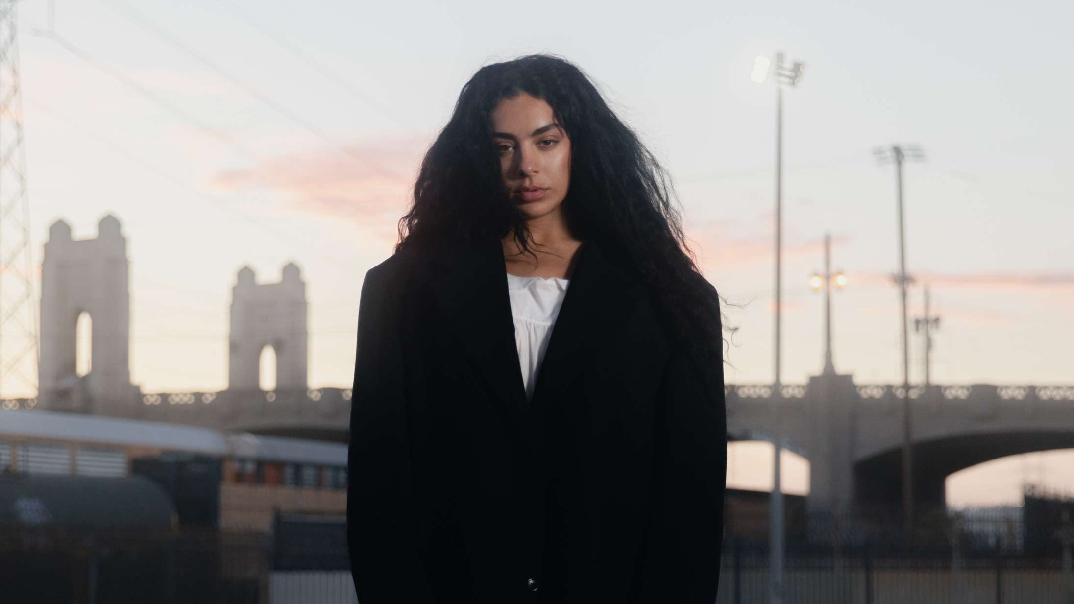 Charli XCX skrev sangen om det mest ydmygende ved moderne forelskelser