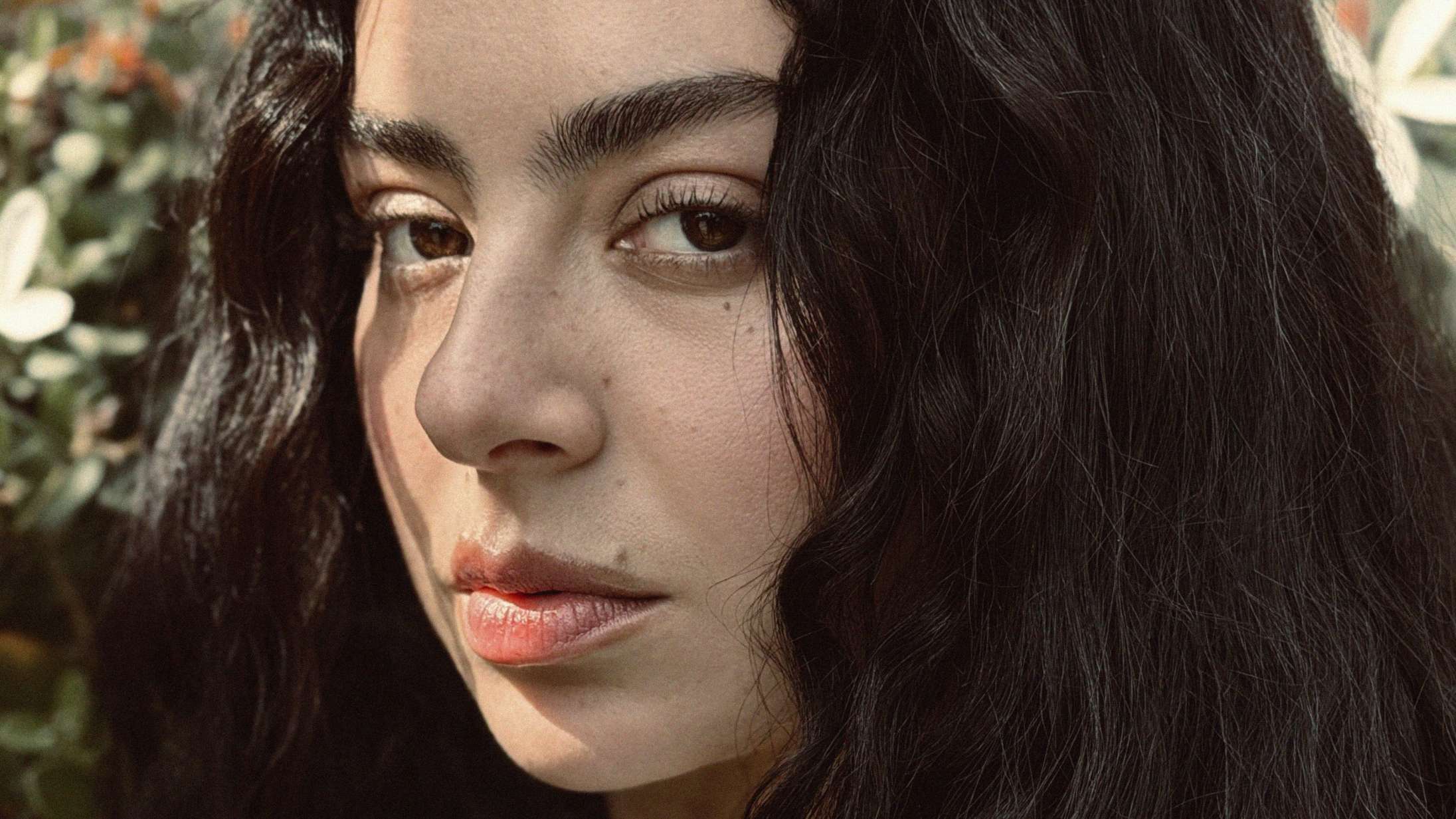 Charli XCX nægter at gøre kærligheden til noget smukt på ‘Wuthering Heights’