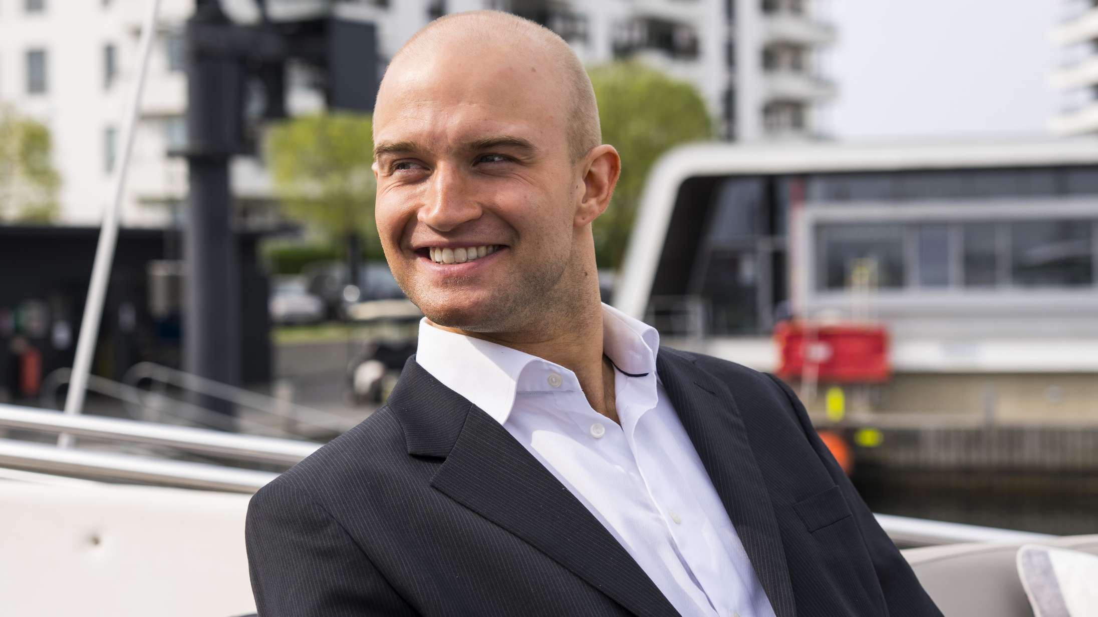 ’Stein Bagger og grådighedens ansigter’: TV 2’s nye svindlerserie er et modigt og tankevækkende eksperiment