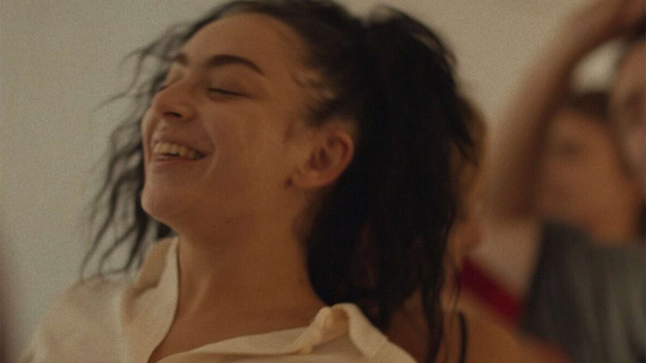 Endnu en film med Charli XCX i hovedrollen er på trapperne – se traileren til ’Erupcja’