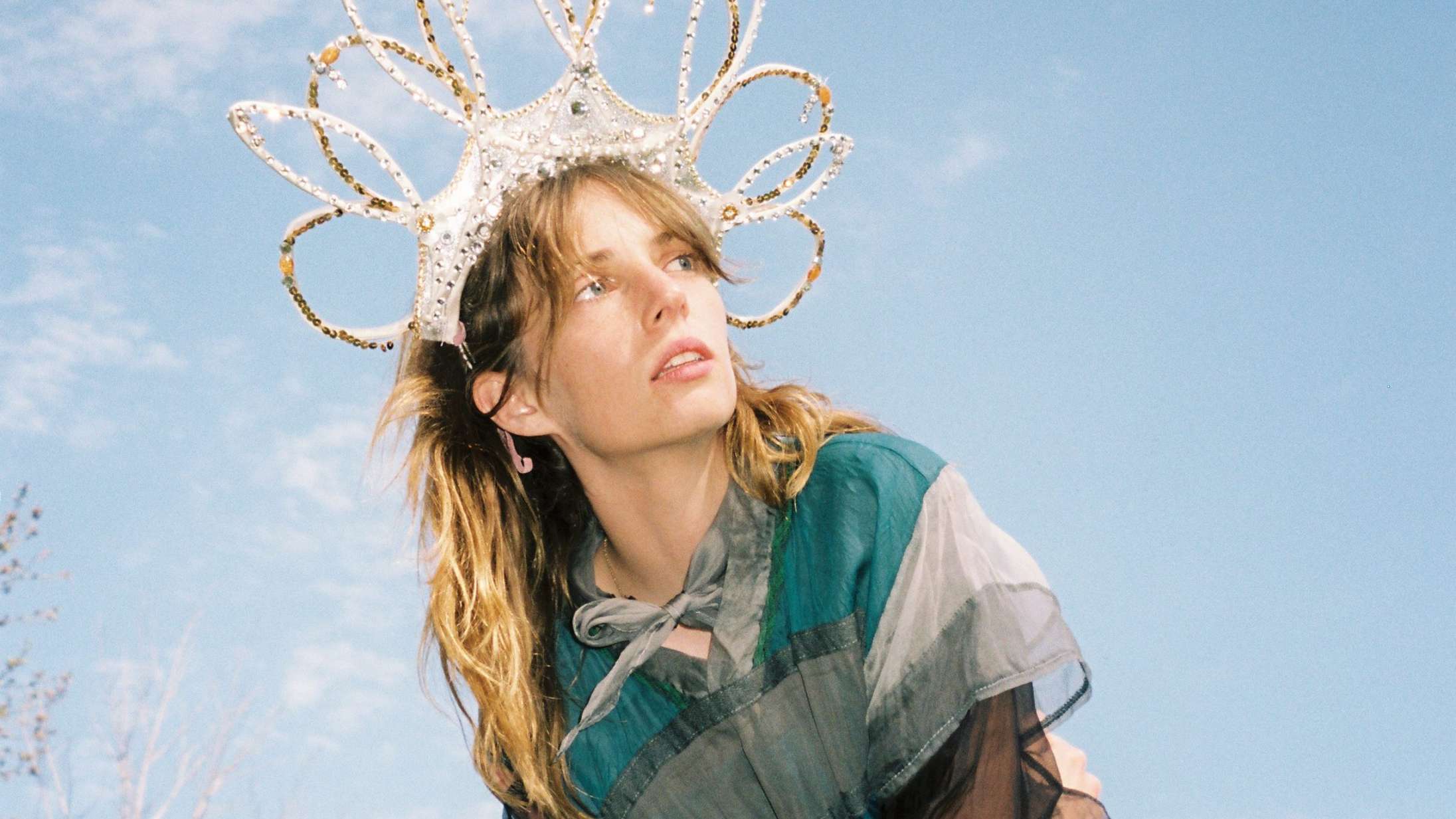 ‘Stranger Things’-stjernen Maya Hawke er blevet gift med en anden musiker