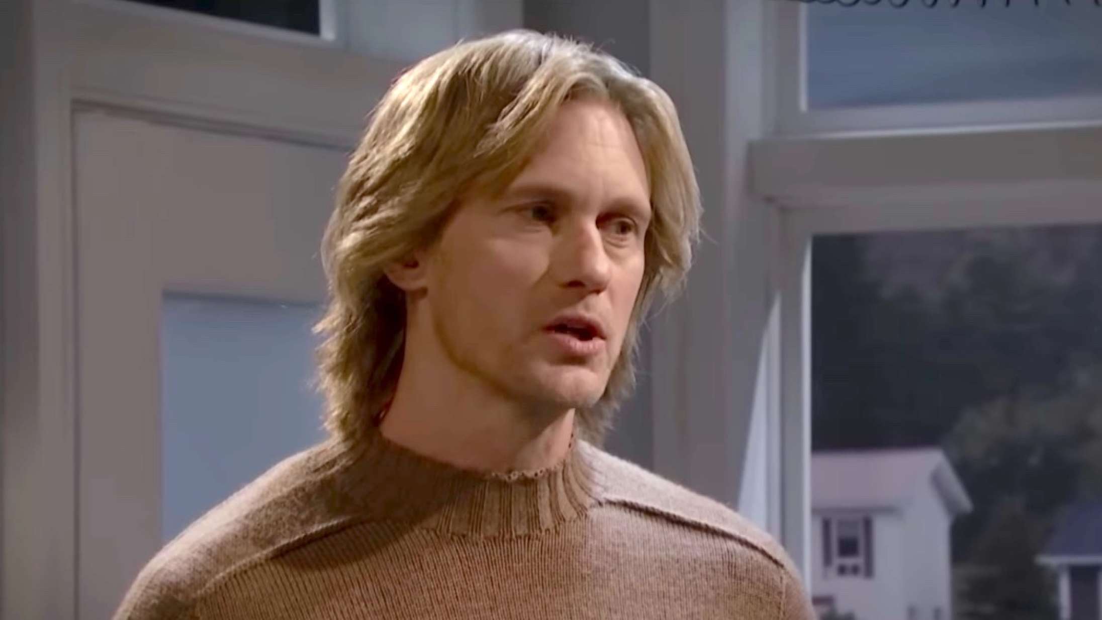 Alexander Skarsgård og hans far tog pis på skandinavisk film i ’SNL’-sketch