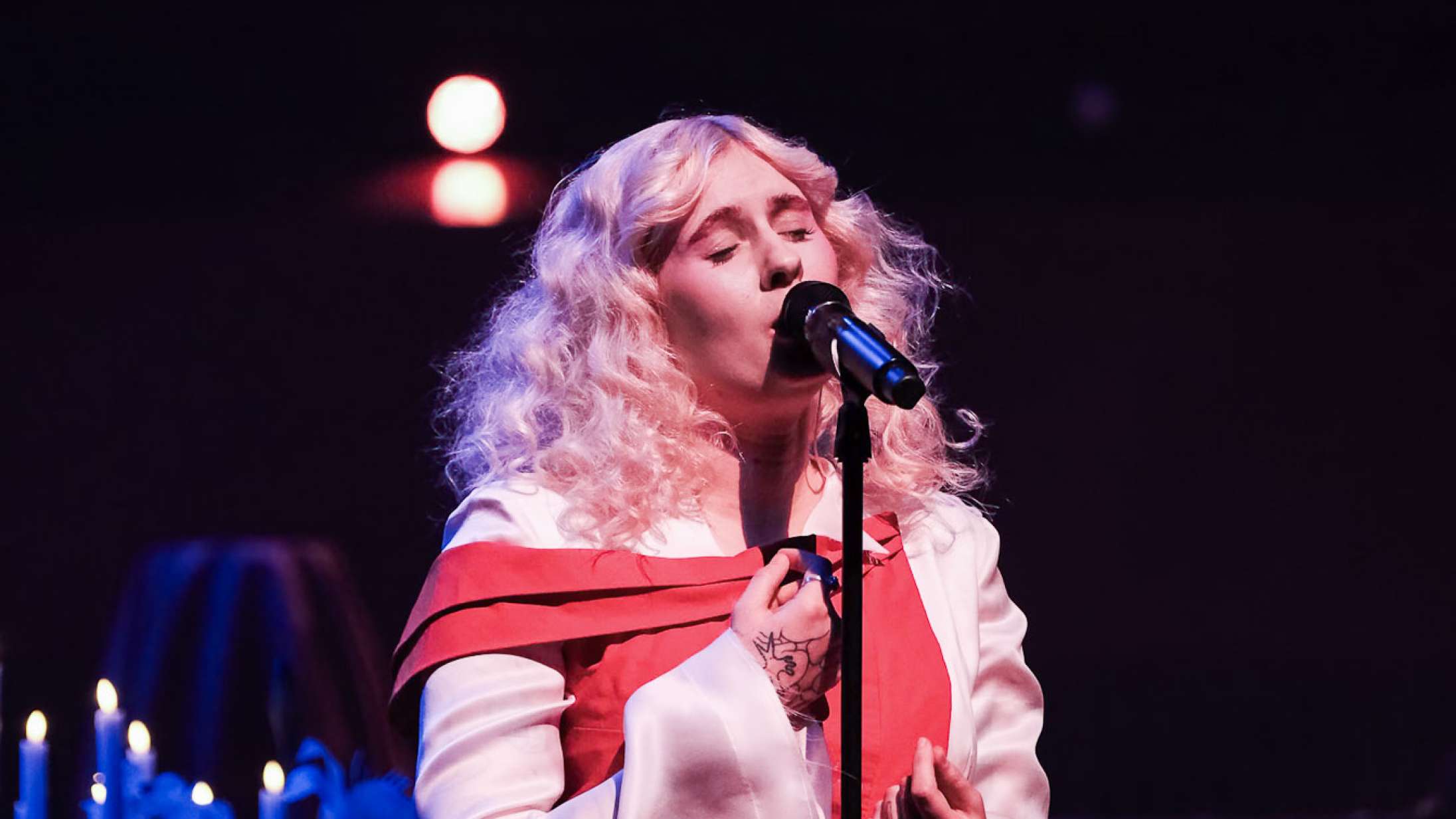 Eee Gee blev genfødt som en teatralsk og triumferende rødhætte i DR Koncerthuset