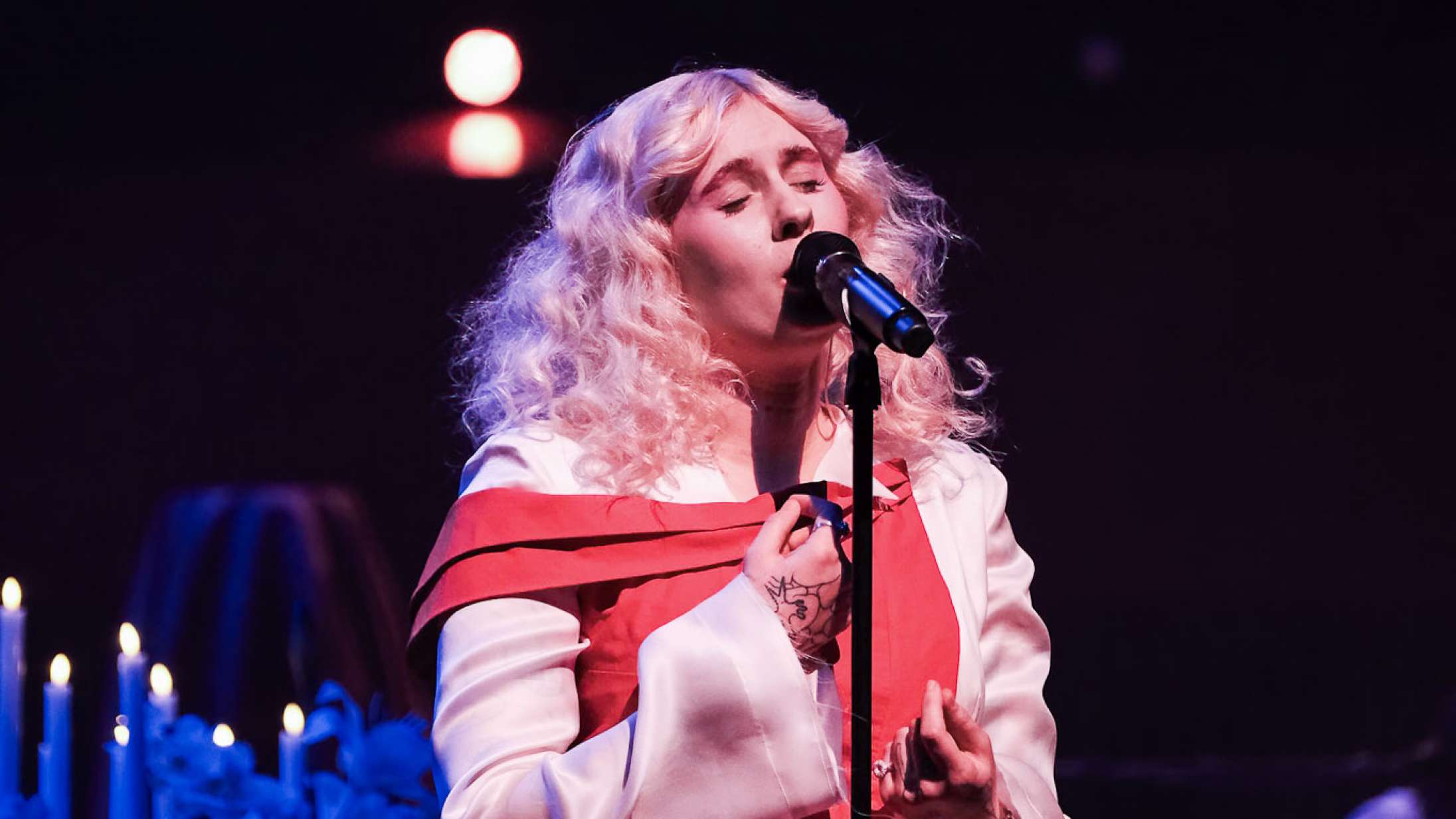 Eee Gee blev genfødt som en teatralsk og triumferende rødhætte i DR Koncerthuset