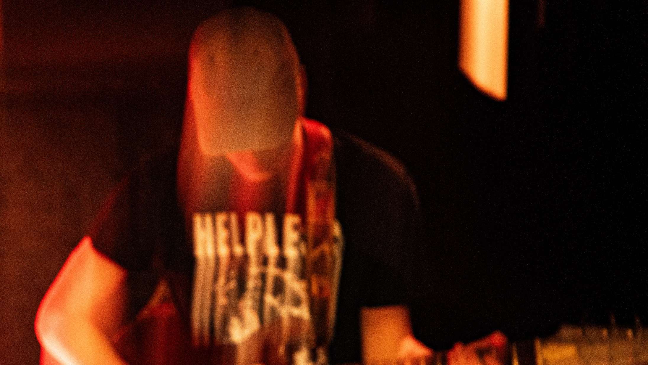 Premiere: Forræder er kendt fra et af landets mest intense hardcore-bands – men hans soloprojekt er noget andet