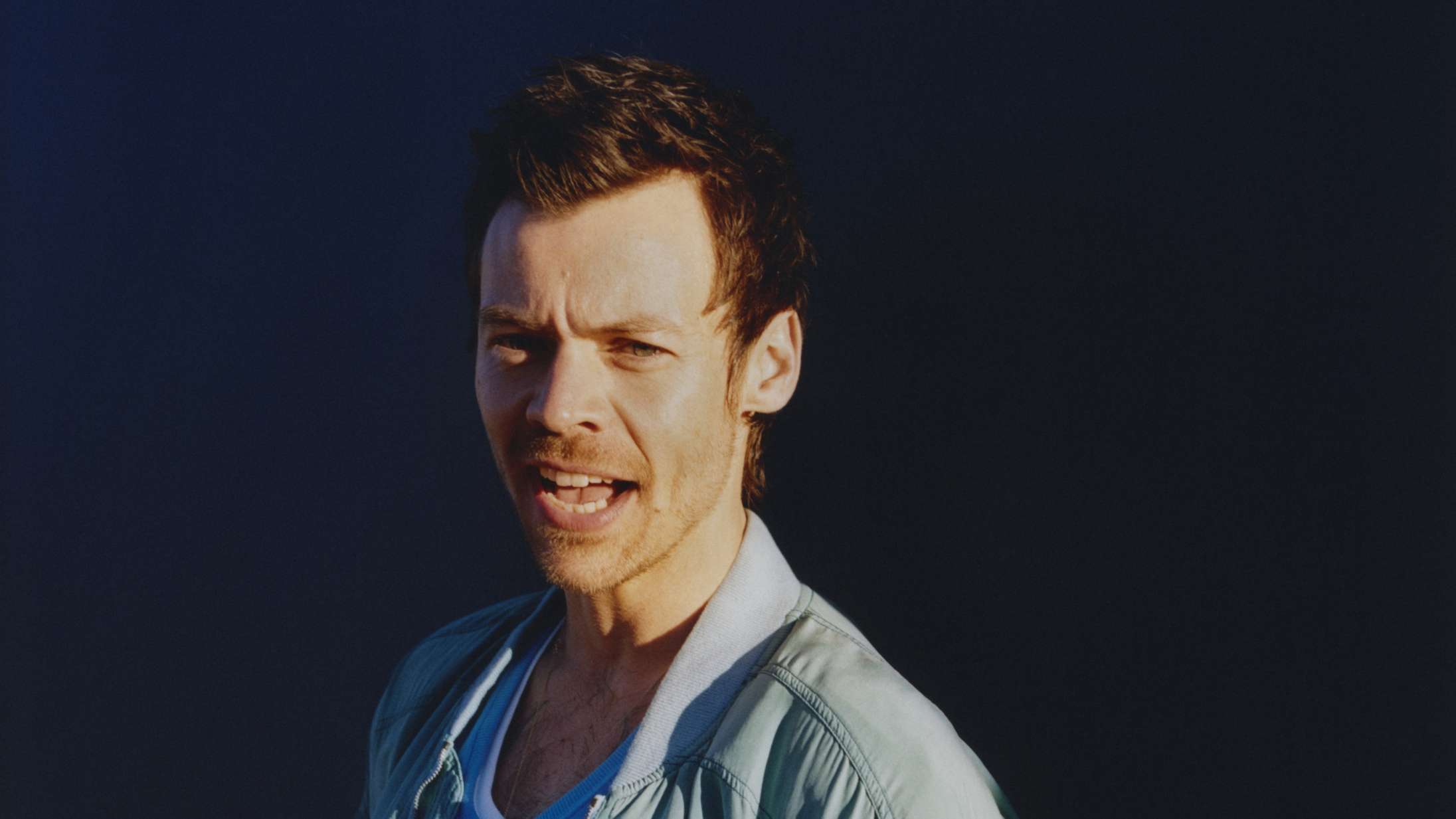 Harry Styles gør grin med sin egen queerbaiting og ‘MAHA’ i ny ‘Saturday Night Live’-optræden