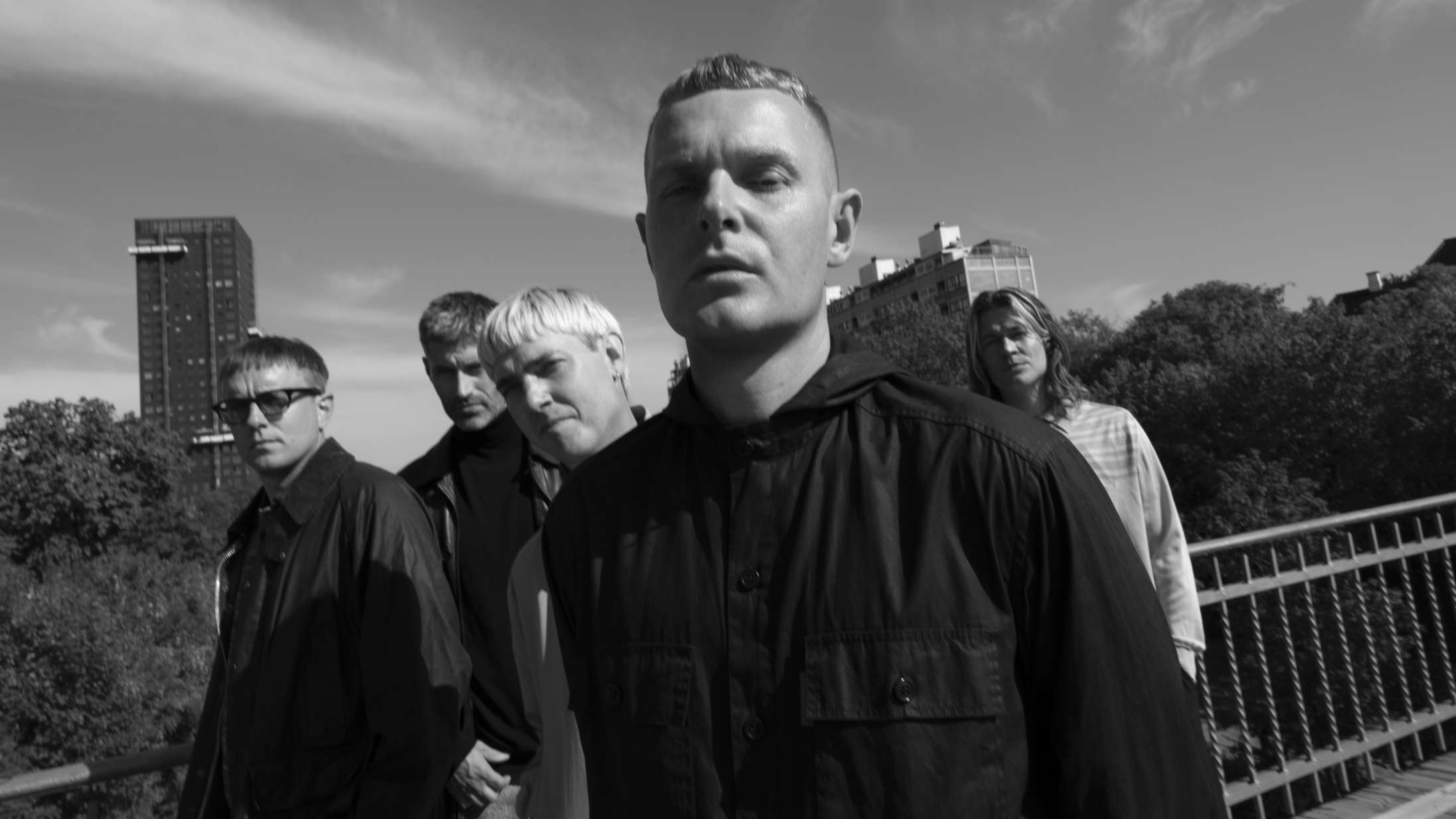 The Minds of 99 giver dig en hånd at holde i på ‘Dét der udenfor’