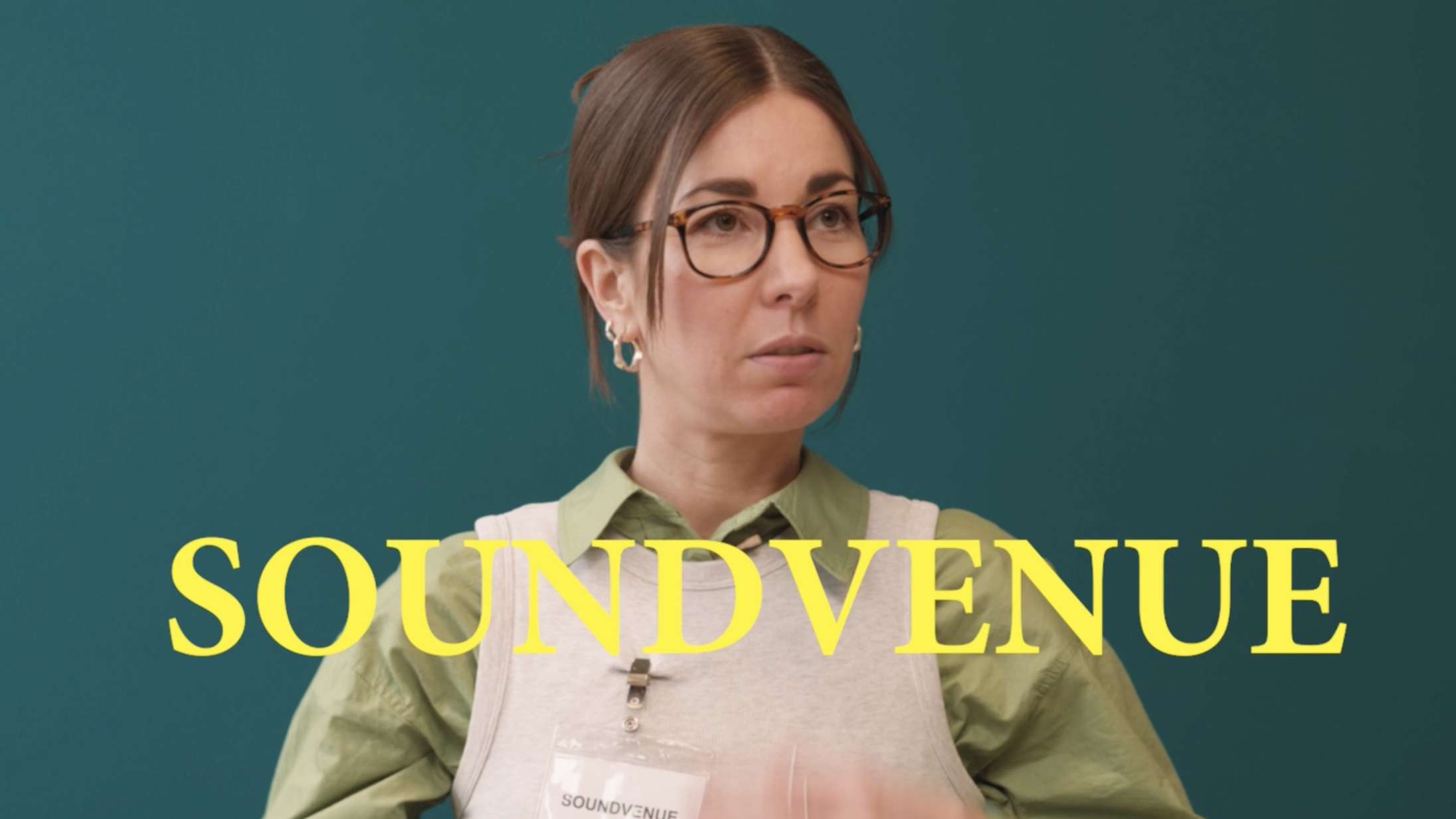 Komikere tager tykt pis på danske filmanmeldere – fra Soundvenue til Politiken