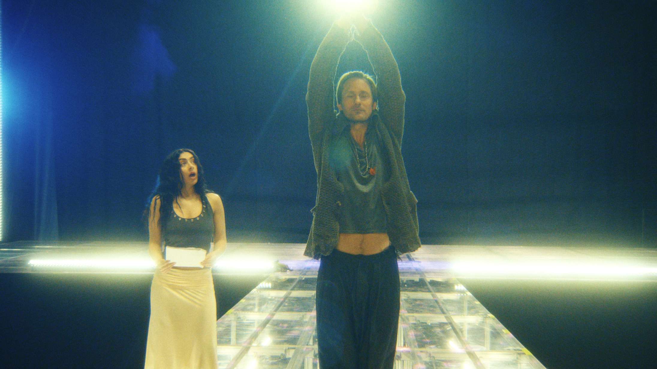 ’The Moment’: Kylie Jenner og Alexander Skarsgård er sjovere end Charli XCX i urovækkende brat-mockumentary