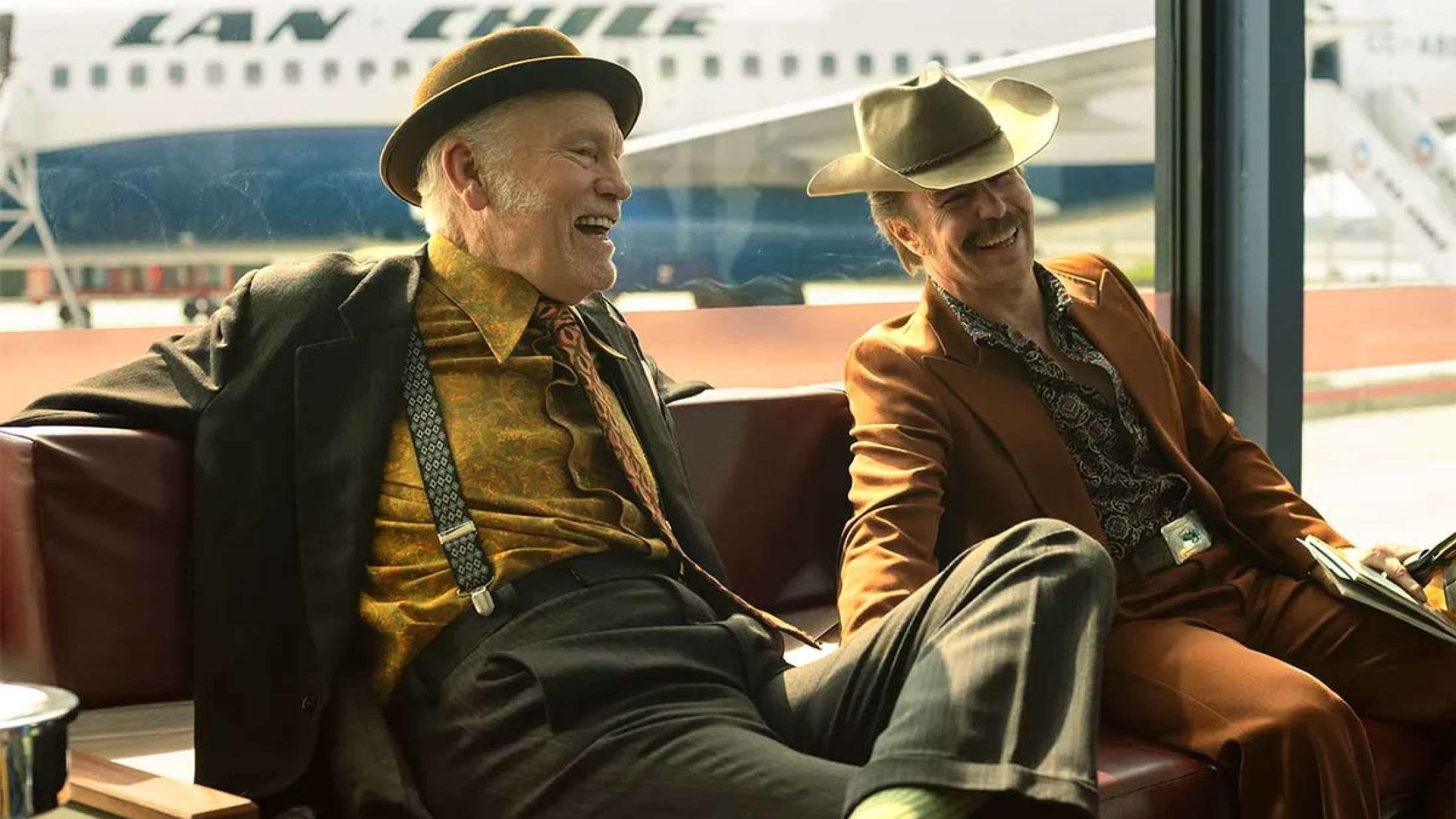 Sam Rockwell og John Malkovich skal dræbe en præsident i Oscar-vinders nye komedie – se traileren til ‘Wild Horse Nine’