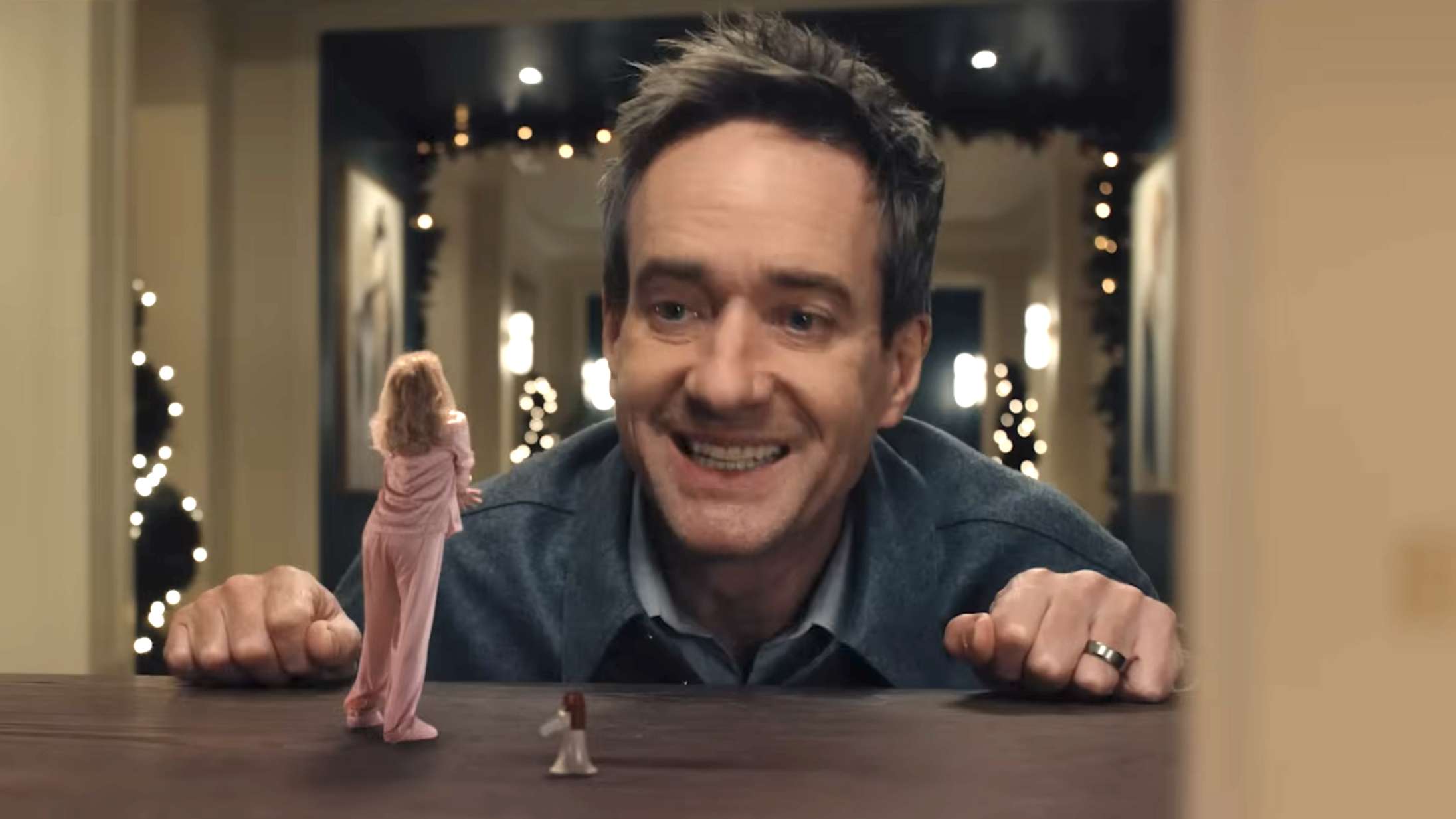 ‘Succession’-stjerne kommer til at skrumpe Elizabeth Banks i ny komedieserie – se traileren til ‘The Miniature Wife’