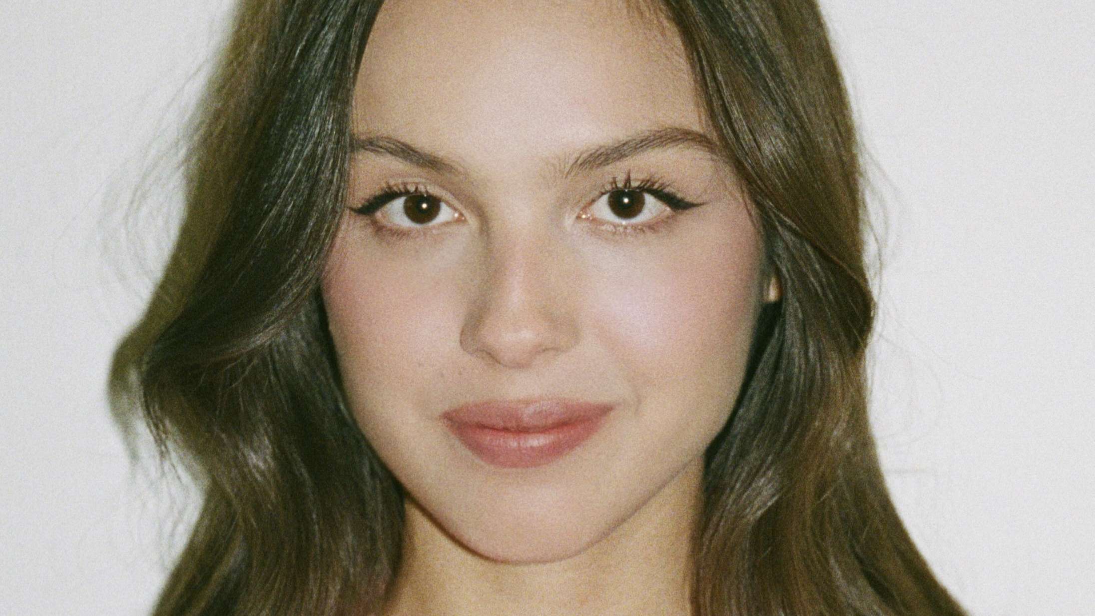 Olivia Rodrigo refererer The Cure på ny single – lyt til ‘Drop Dead’