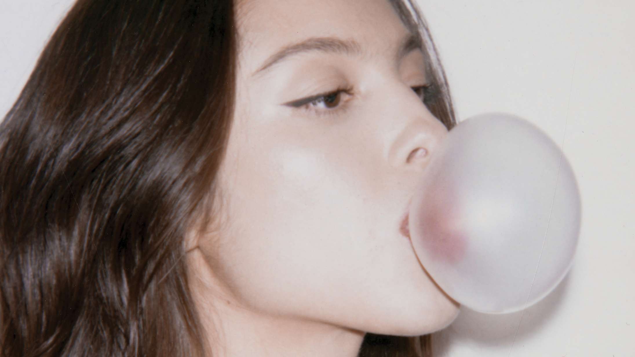 Olivia Rodrigo vender sin signaturlyd ryggen på berusende ‘Drop Dead’