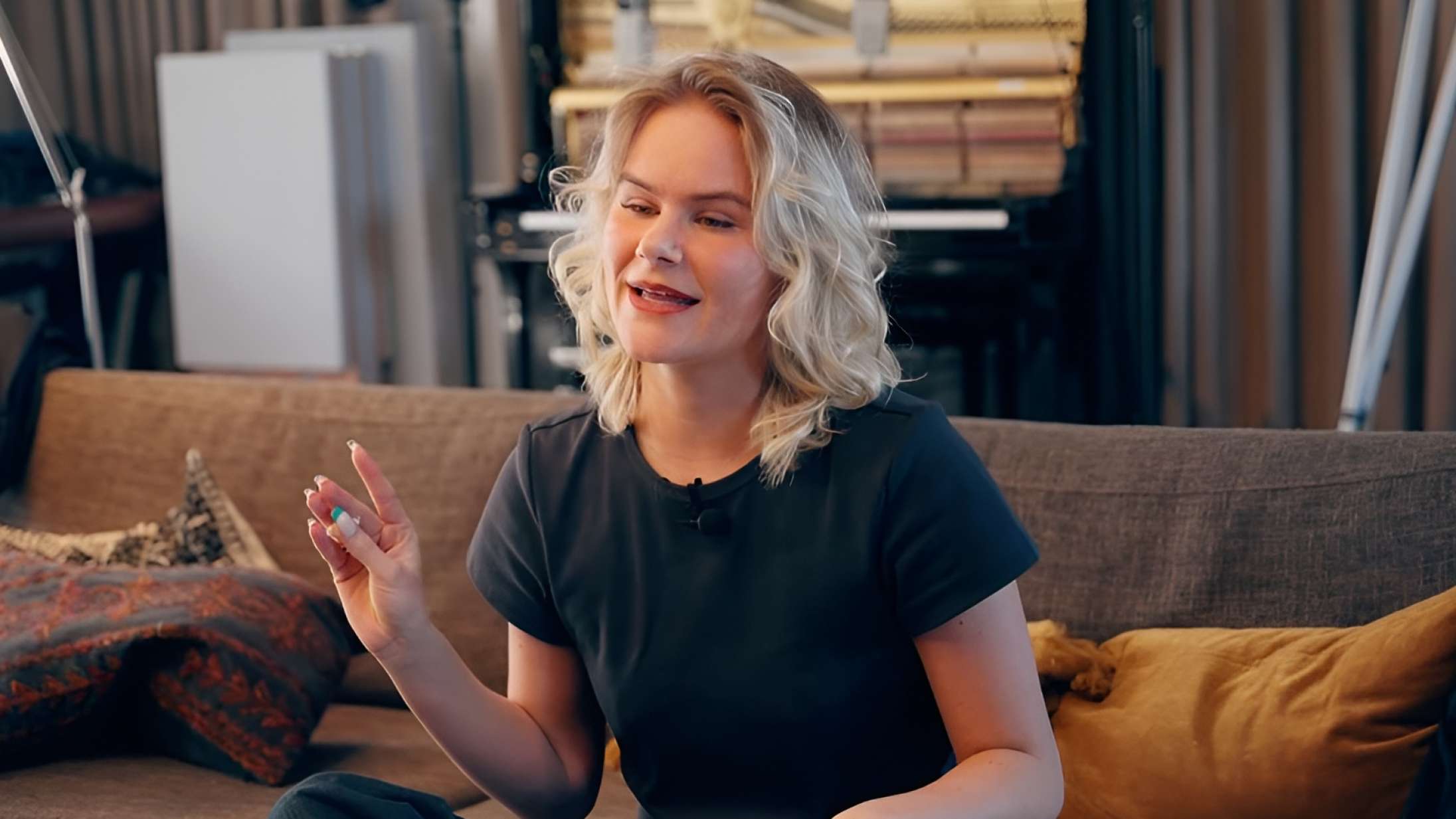 Anton Westerlin lækker en af Annikas gamle sange i ‘Bag gardinerne’ – og annoncerer album