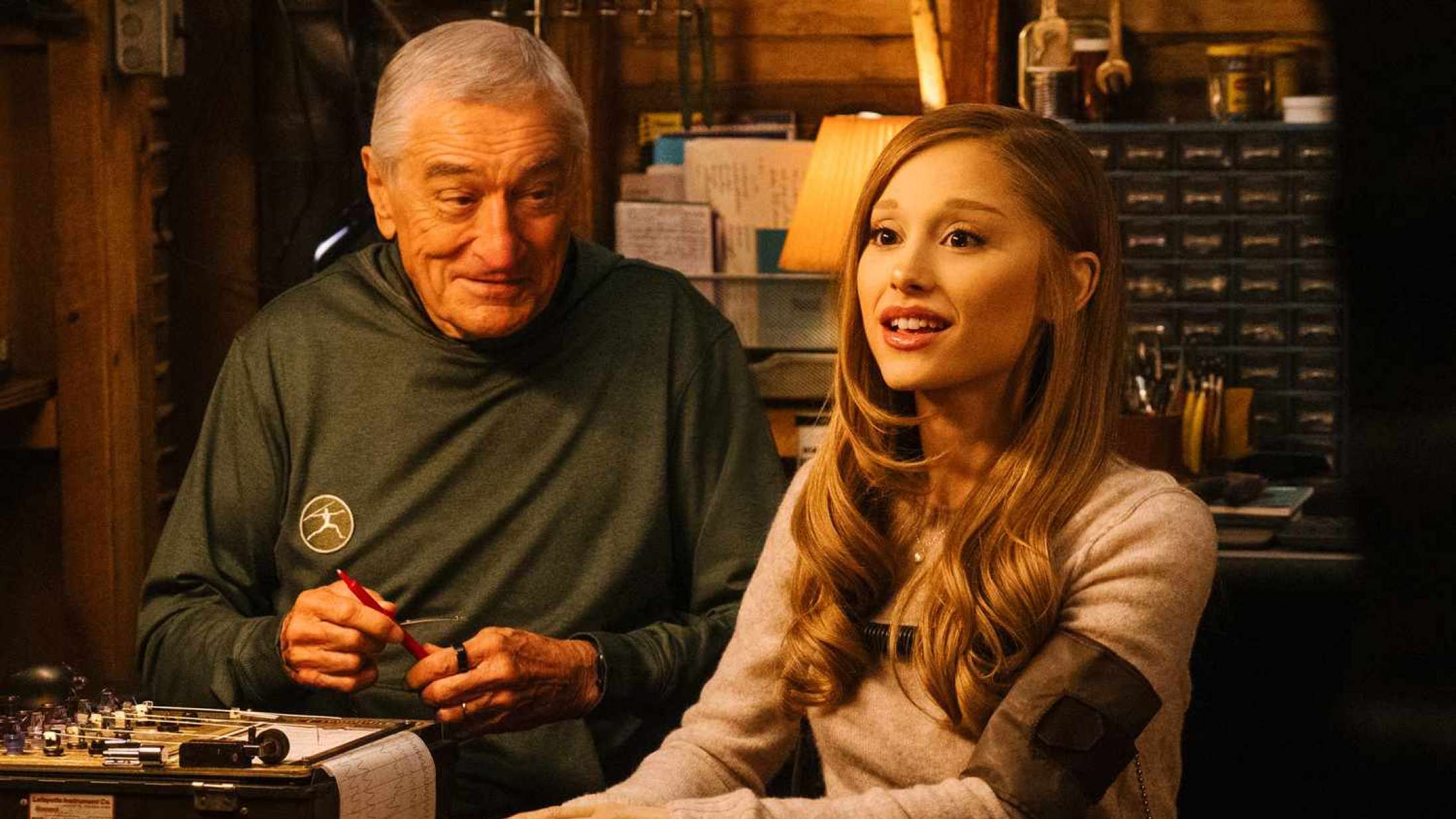 Ariana Grande imponerer i Robert De Niros løgnedetektor – se traileren til ‘Focker-In-Law’