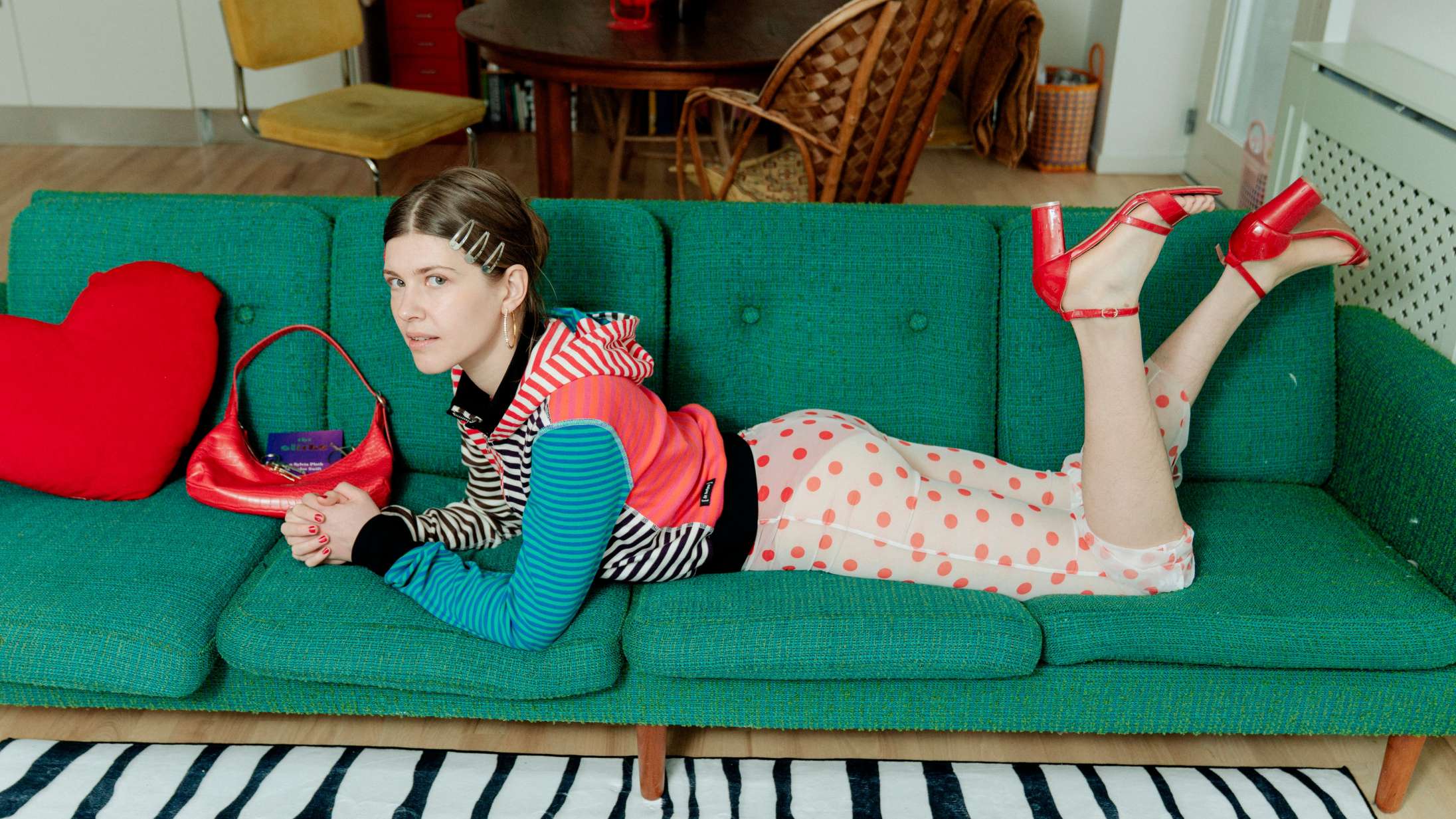 Iomfro mister håbet og griber det igen på ‘Mens Børsen brænder’