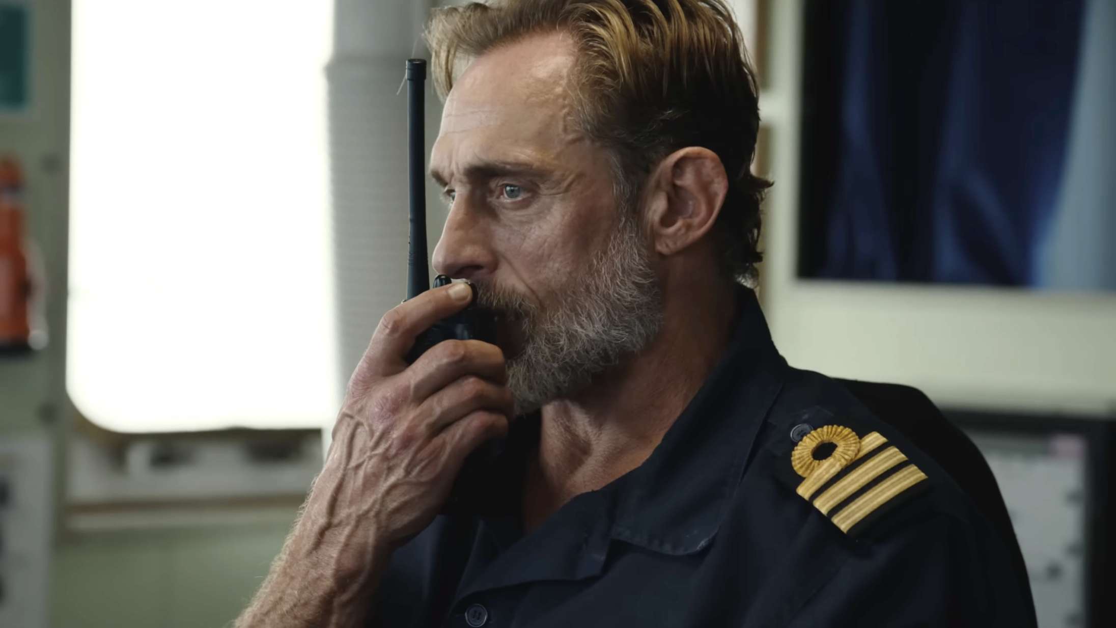 Se Roland Møller slås med Jason Statham i traileren til actionbaskeren ‘Mutiny’