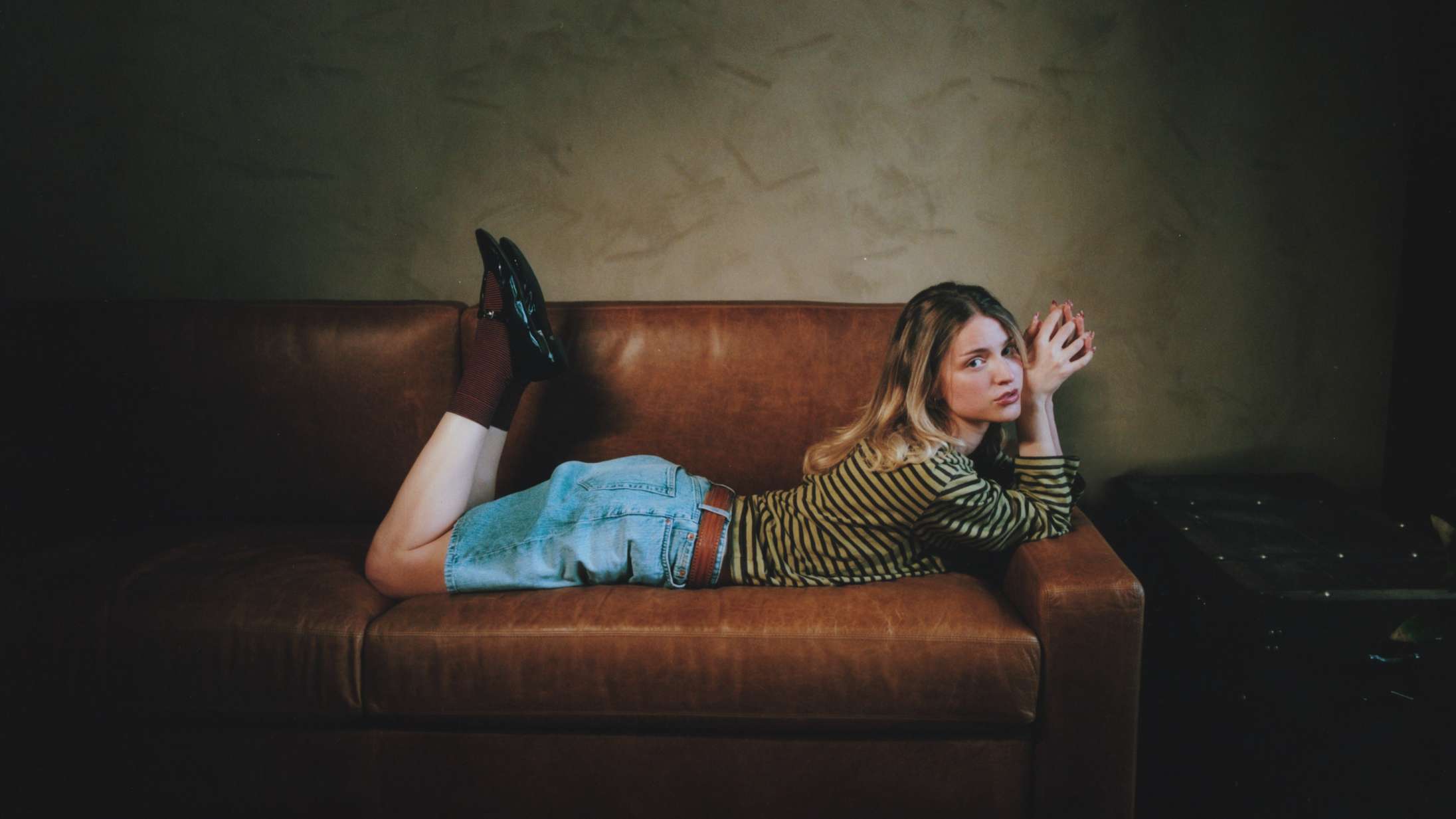Premiere: ‘The Space Between’ lyder ikke som noget, Carlina de Place har udgivet før