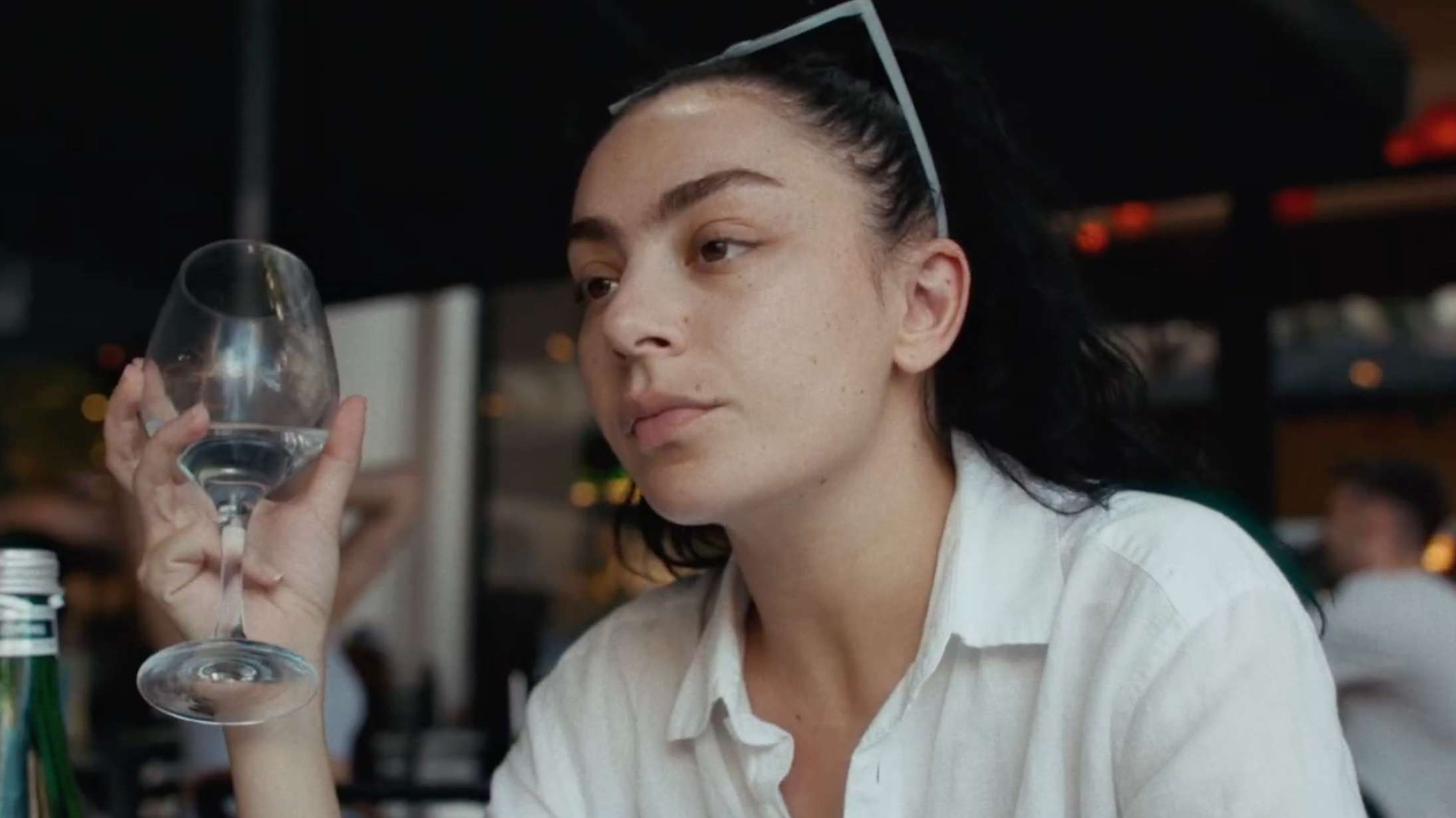 ‘Erupcja’: Charli XCX overrasker i trekantsdrama til alle, der drømmer om at løbe fra forpligtelserne