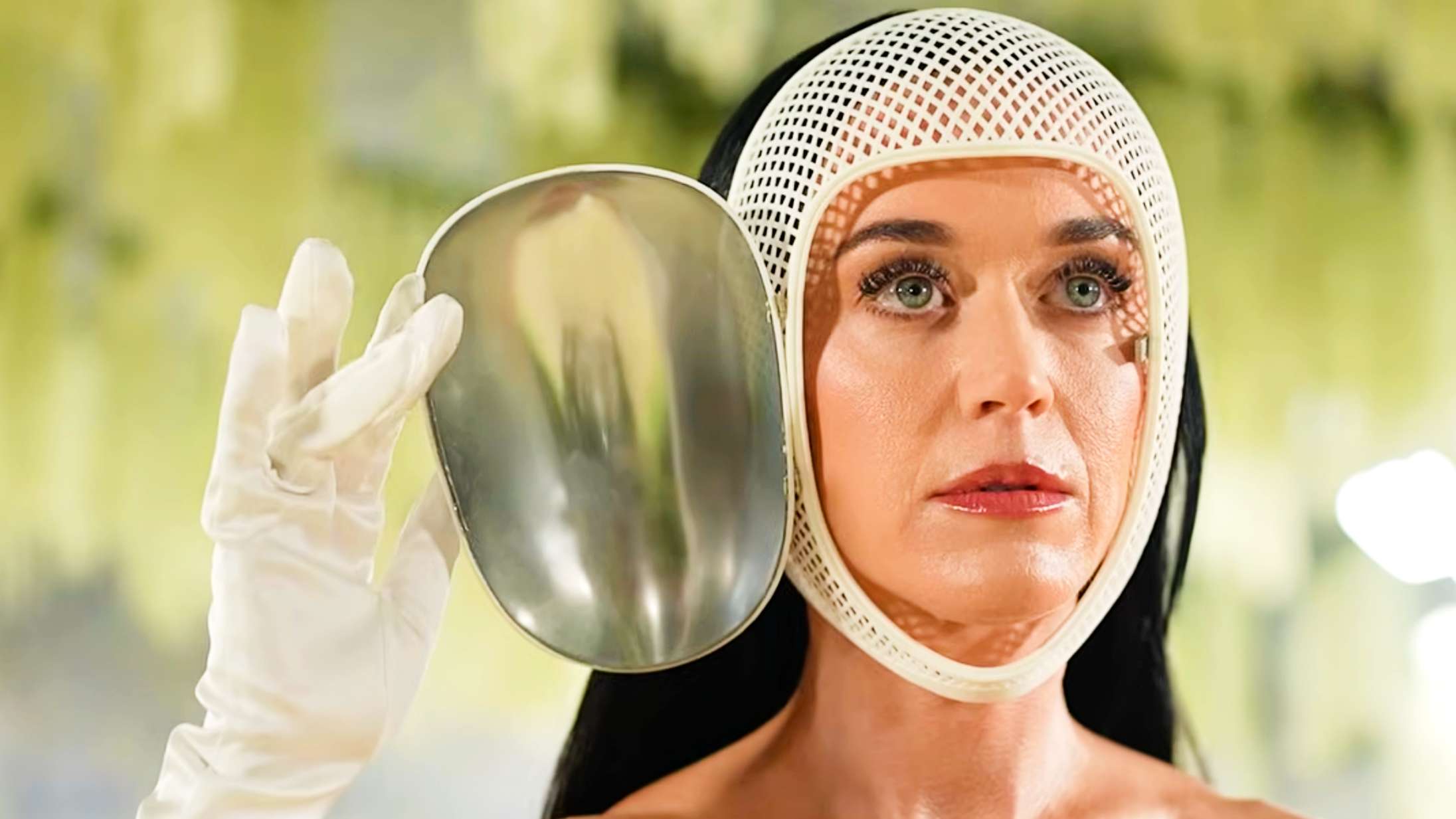 Se de største stjerner og deres gigantiske looks fra Met Gala – fra Bad Bunny som olding til Katy Perrys yassified fægtemaske