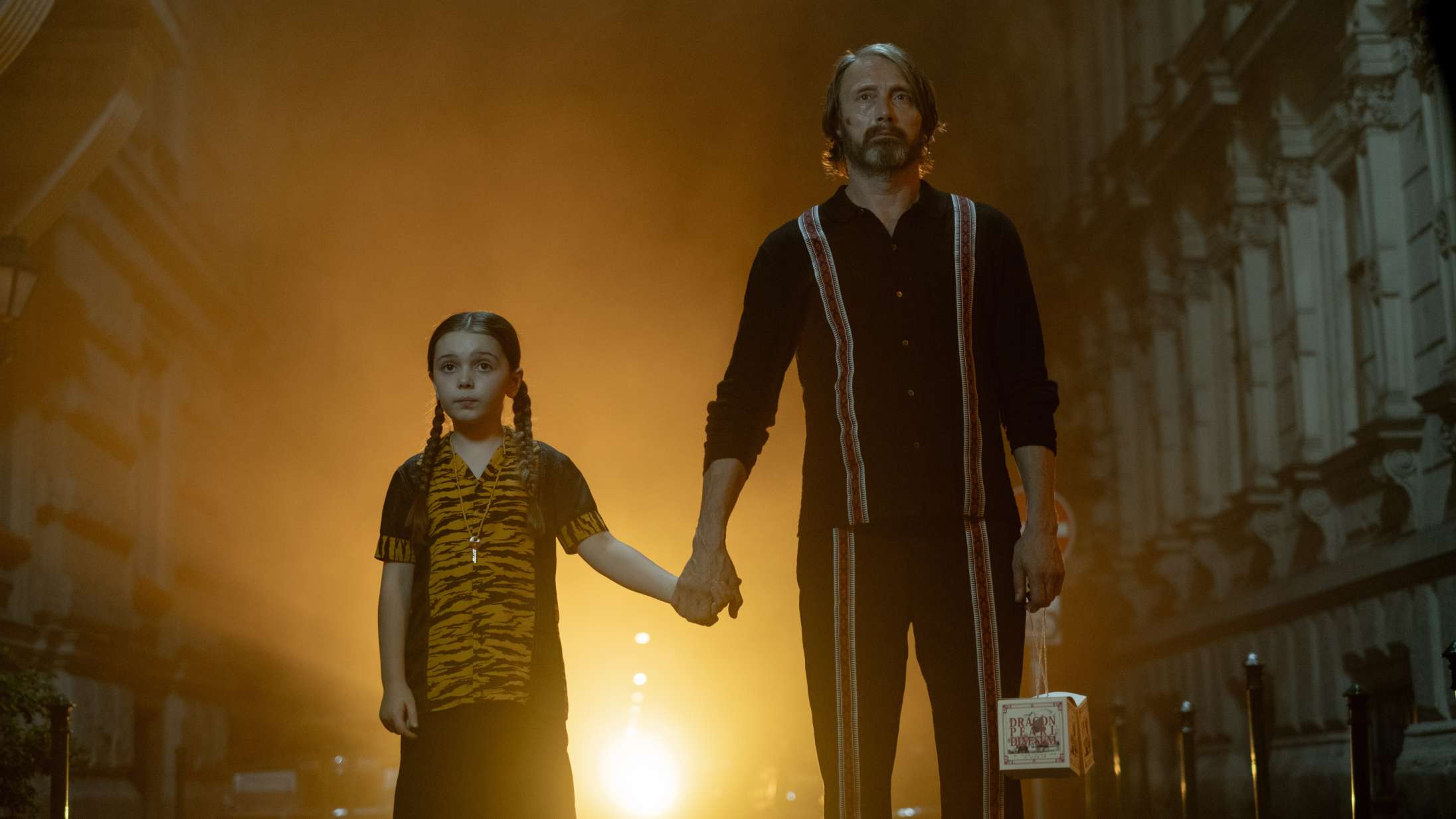 ’Dust Bunny’: Mads Mikkelsen er lejemorder i besynderligt genrebøjende film