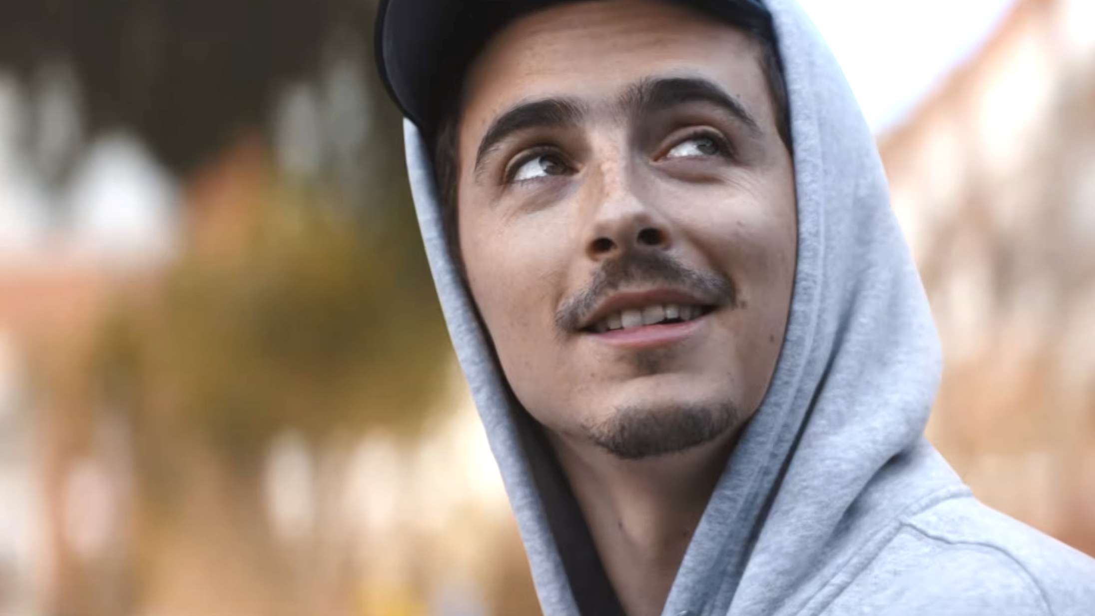 Se Timothée Chalamet samle sit drømmehold i voldsomt stjernespækket VM-reklame