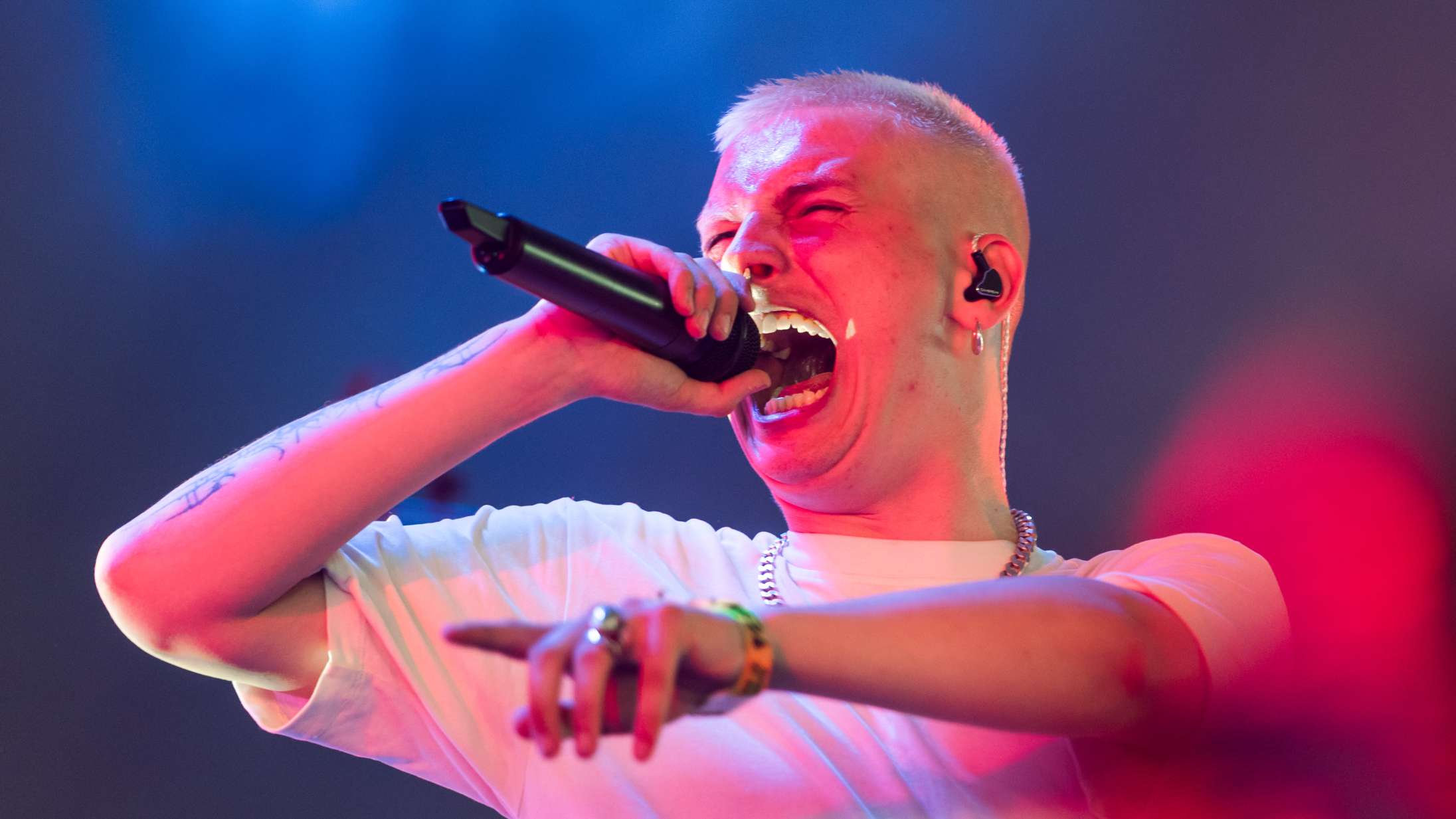 Allerede fra starten var det tydeligt, at Oskar Witts Roskilde Festival-koncert ville blive en magtdemonstration