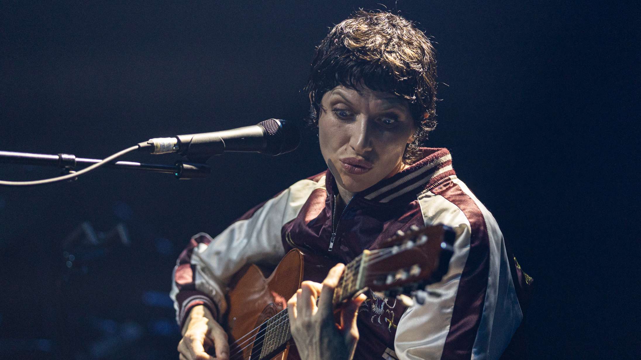 Aldous Harding synger, som om gud har pålagt hende en mission. I Store Vega lykkedes den
