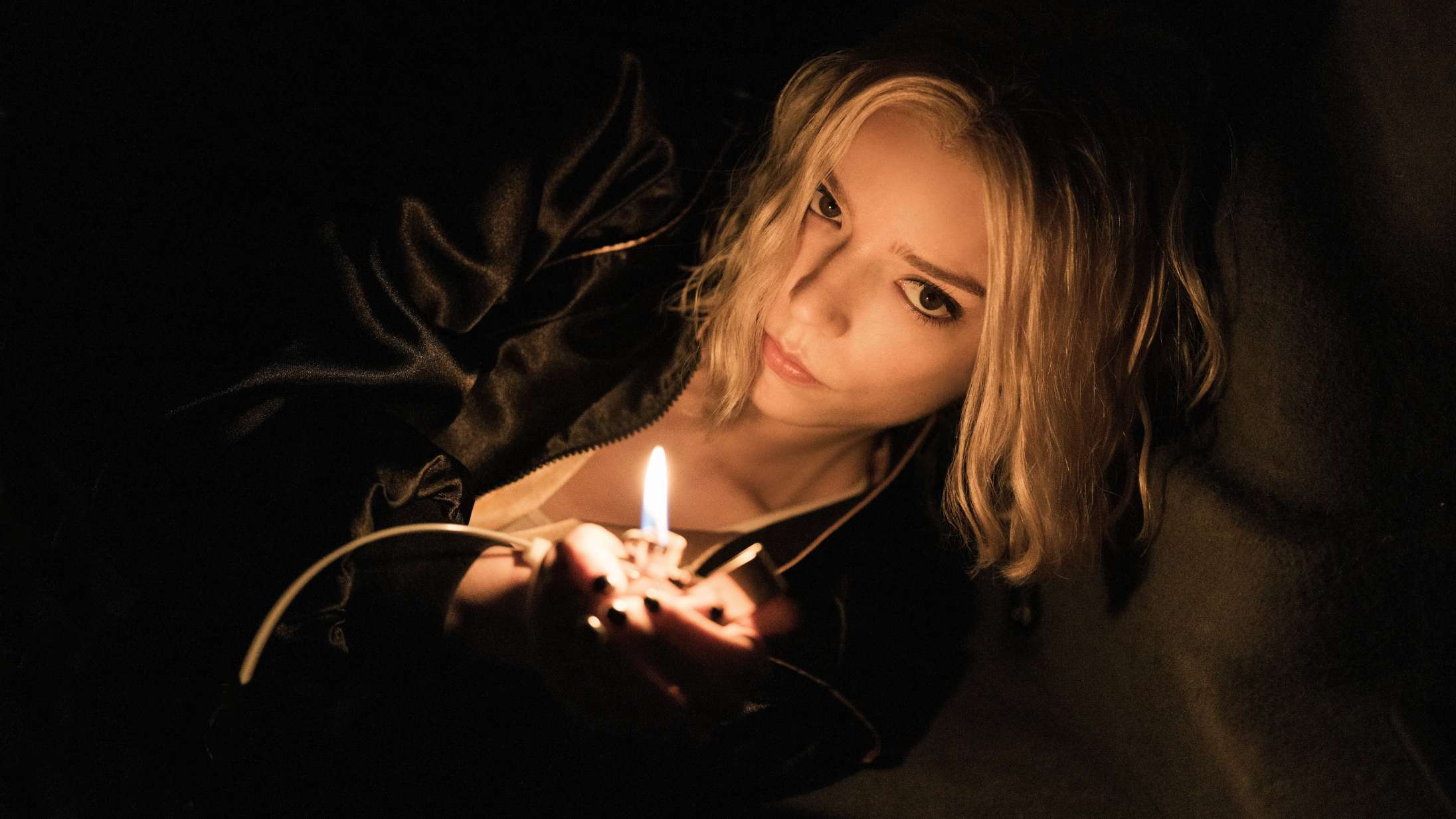 Det skal du streame i juli – Anne Hathaway som popstjerne, Anya Taylor-Joy som kriminel, Casper Christensen som sexløs